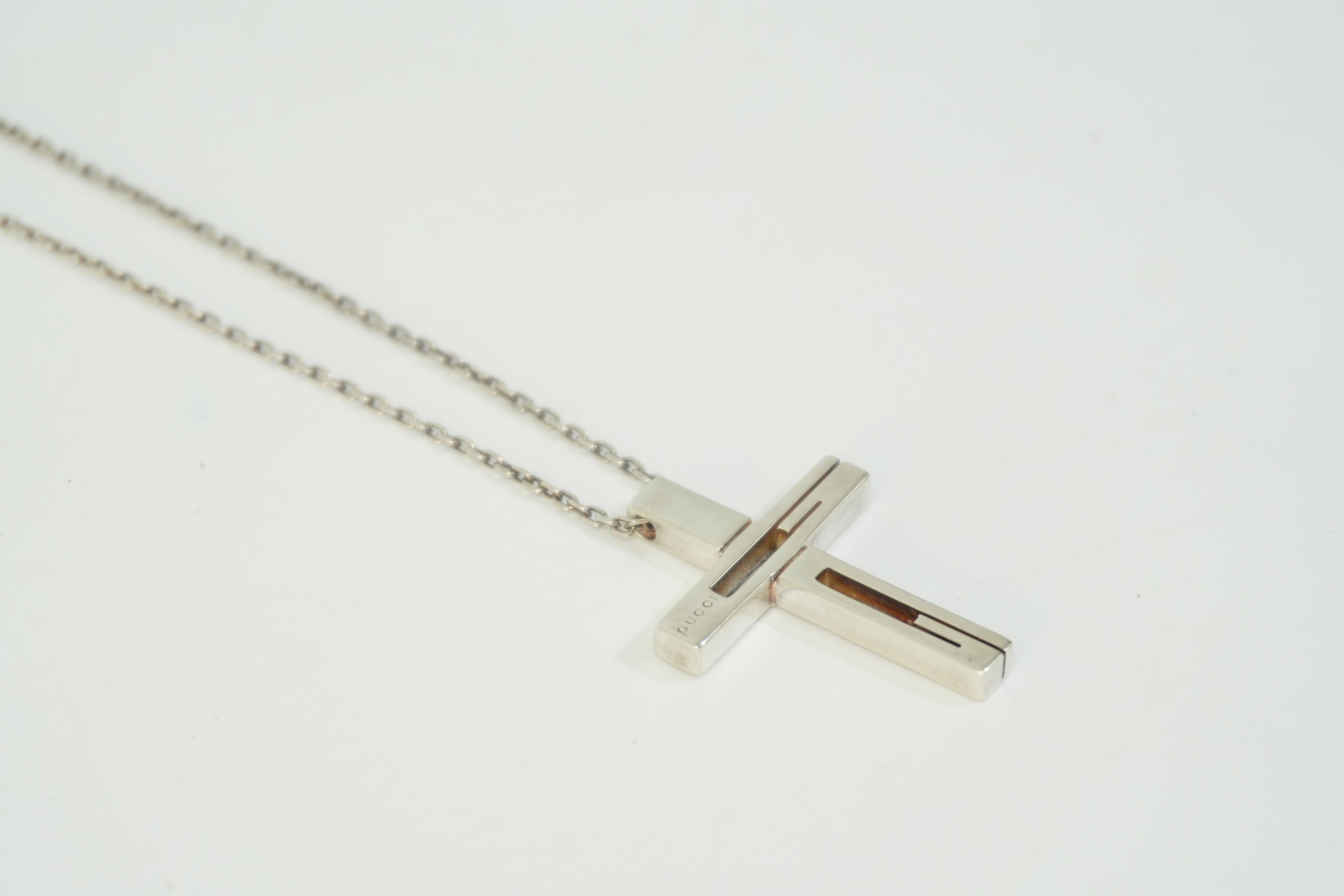 Pre-owned Gucci Silver Crucifix Necklace