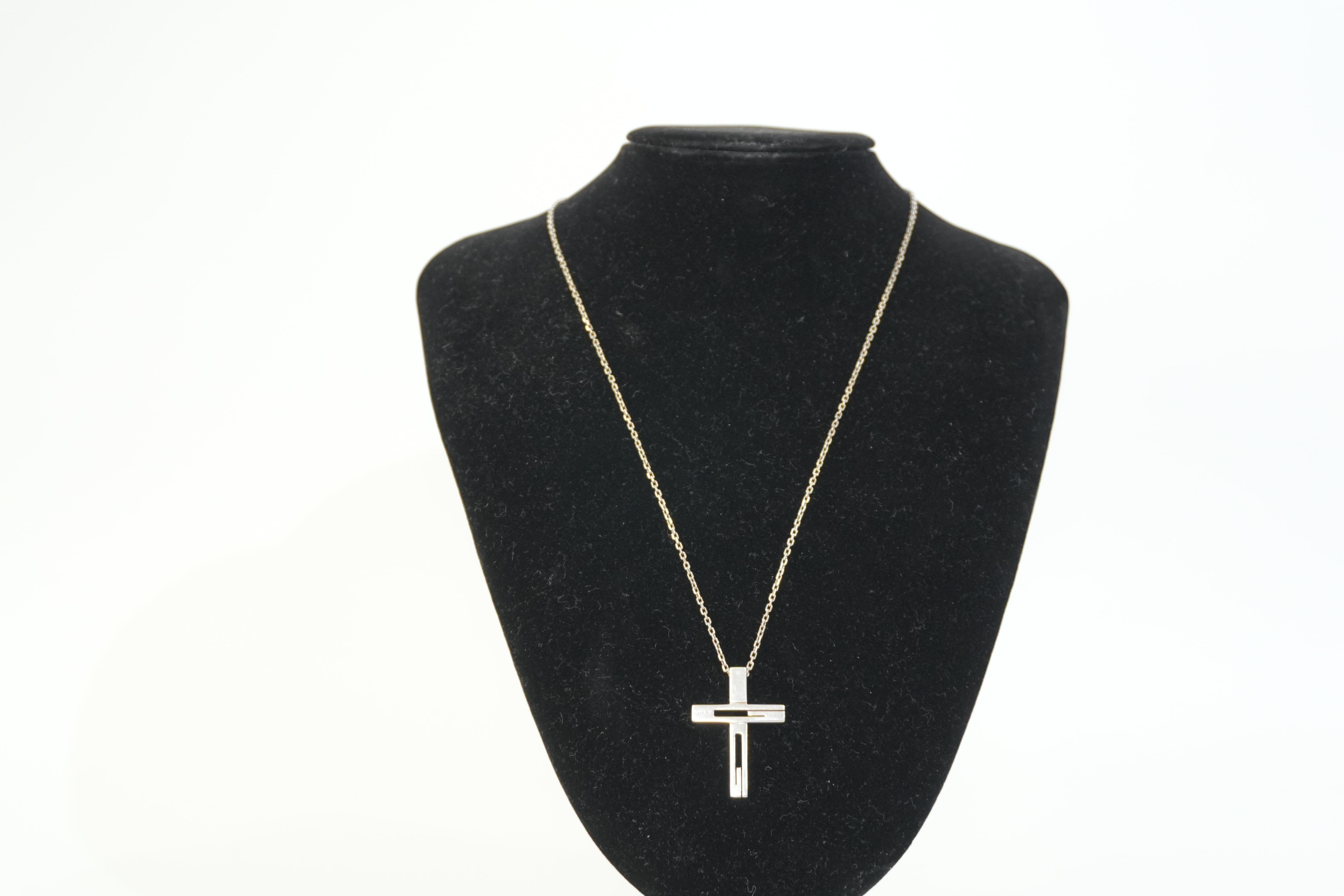 Pre-owned Gucci Silver Crucifix Necklace