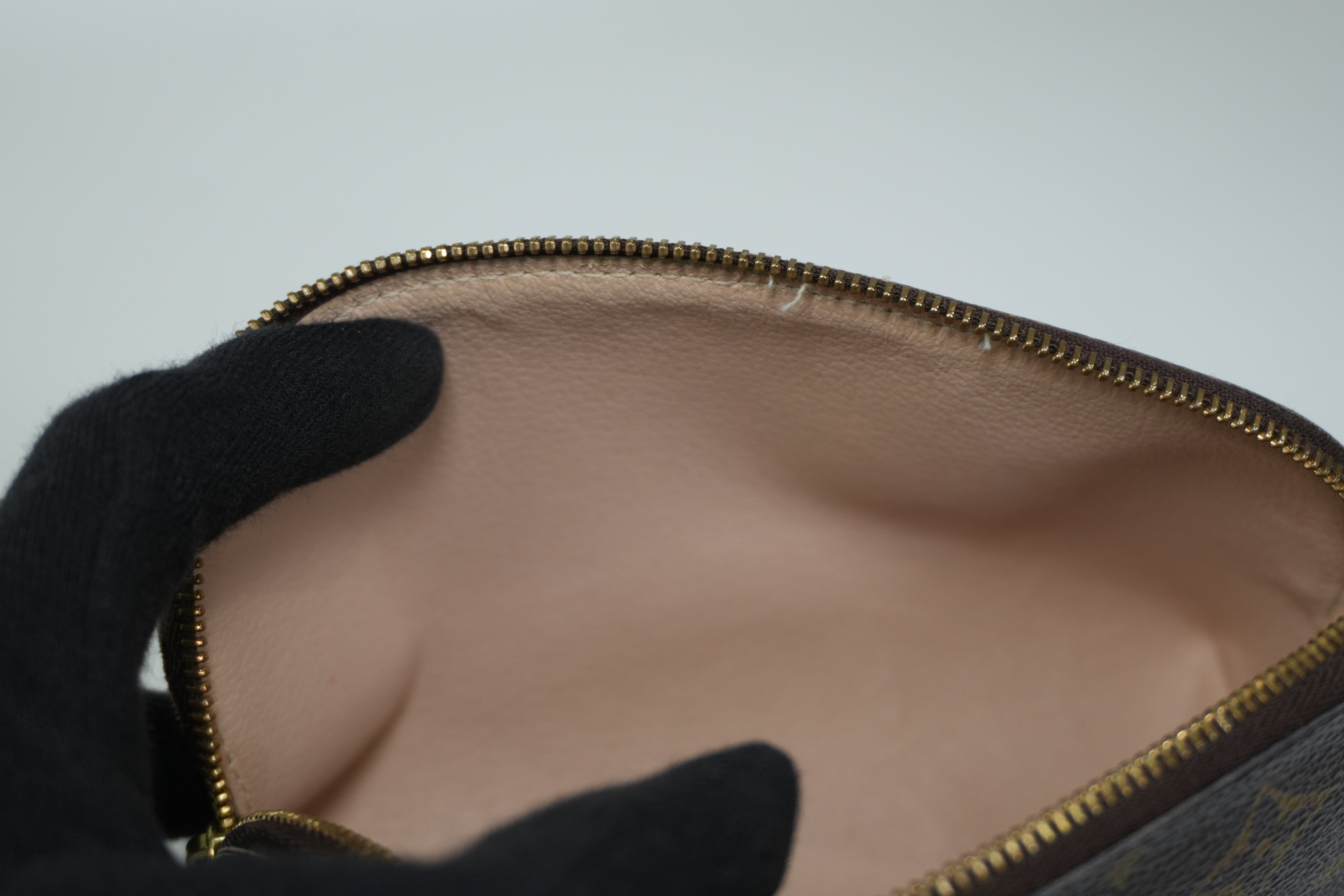 Pre-owned Louis Vuitton Monogram Cosmetic Pouch