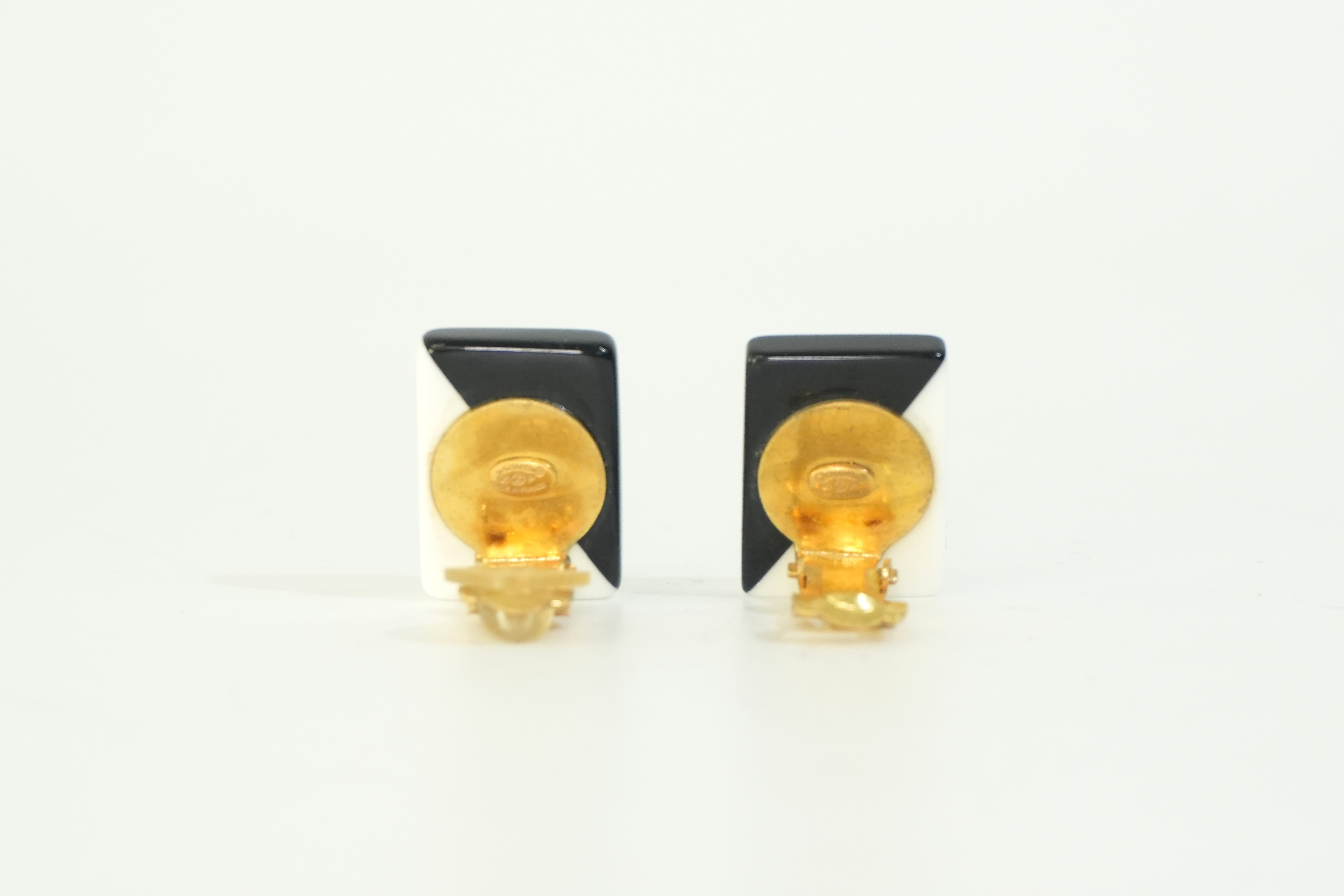 Pre-owned Chanel Earrings Black and White