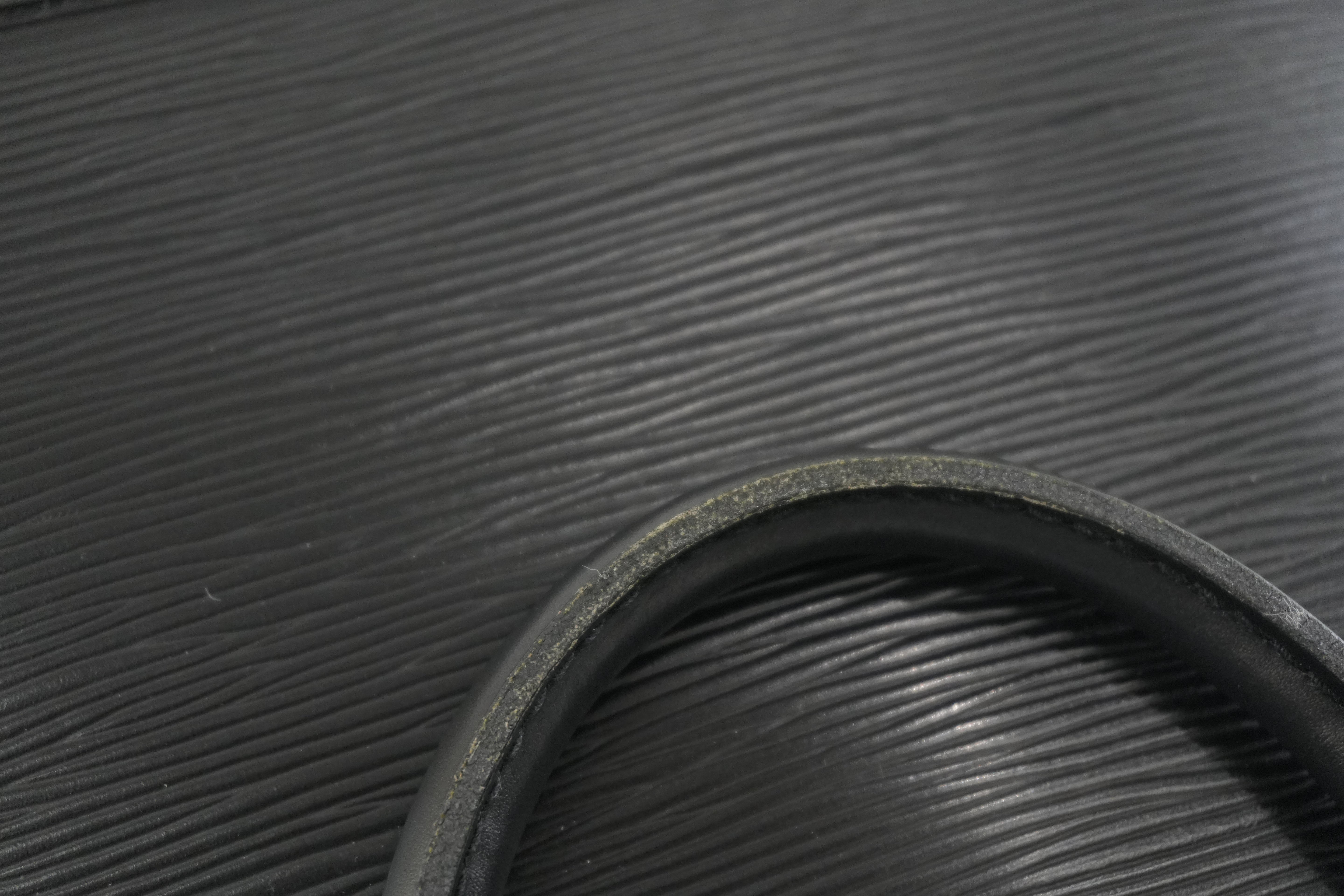 Pre-owned Louis Vuitton Epi Alma PM Black