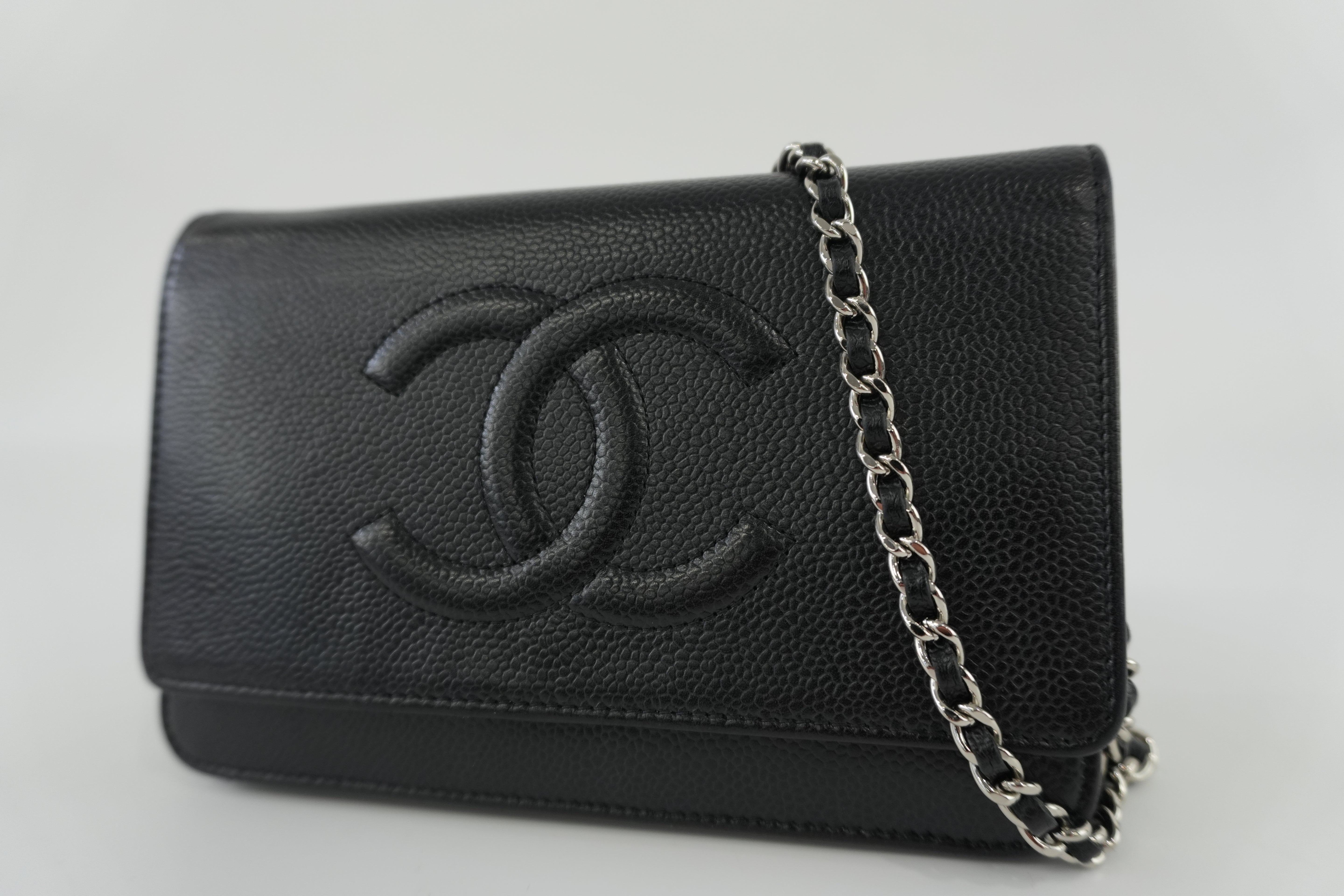 Pre-owned Chanel Caviar Wallet on Chain
