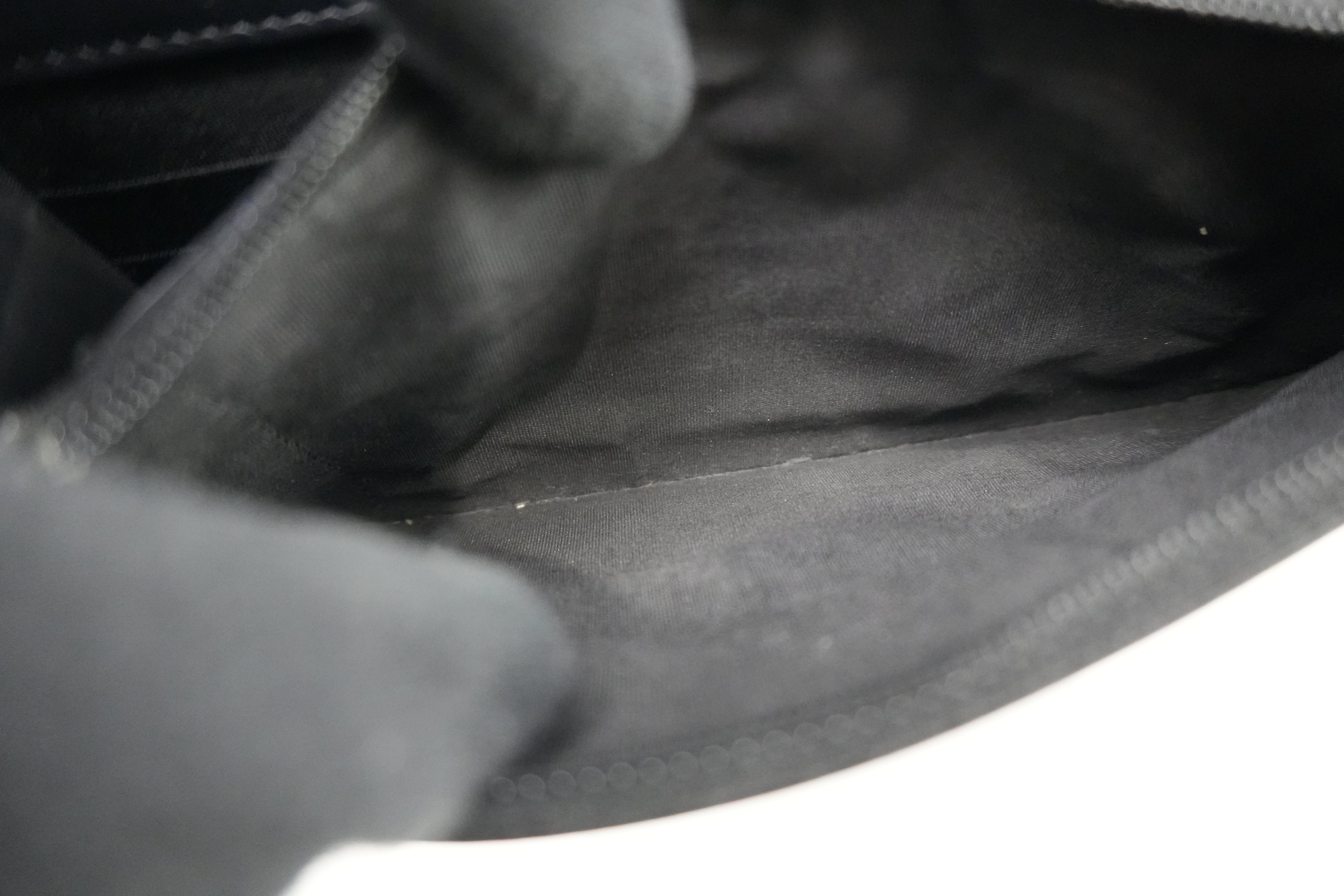 Pre-owned Chanel Caviar Wallet on Chain