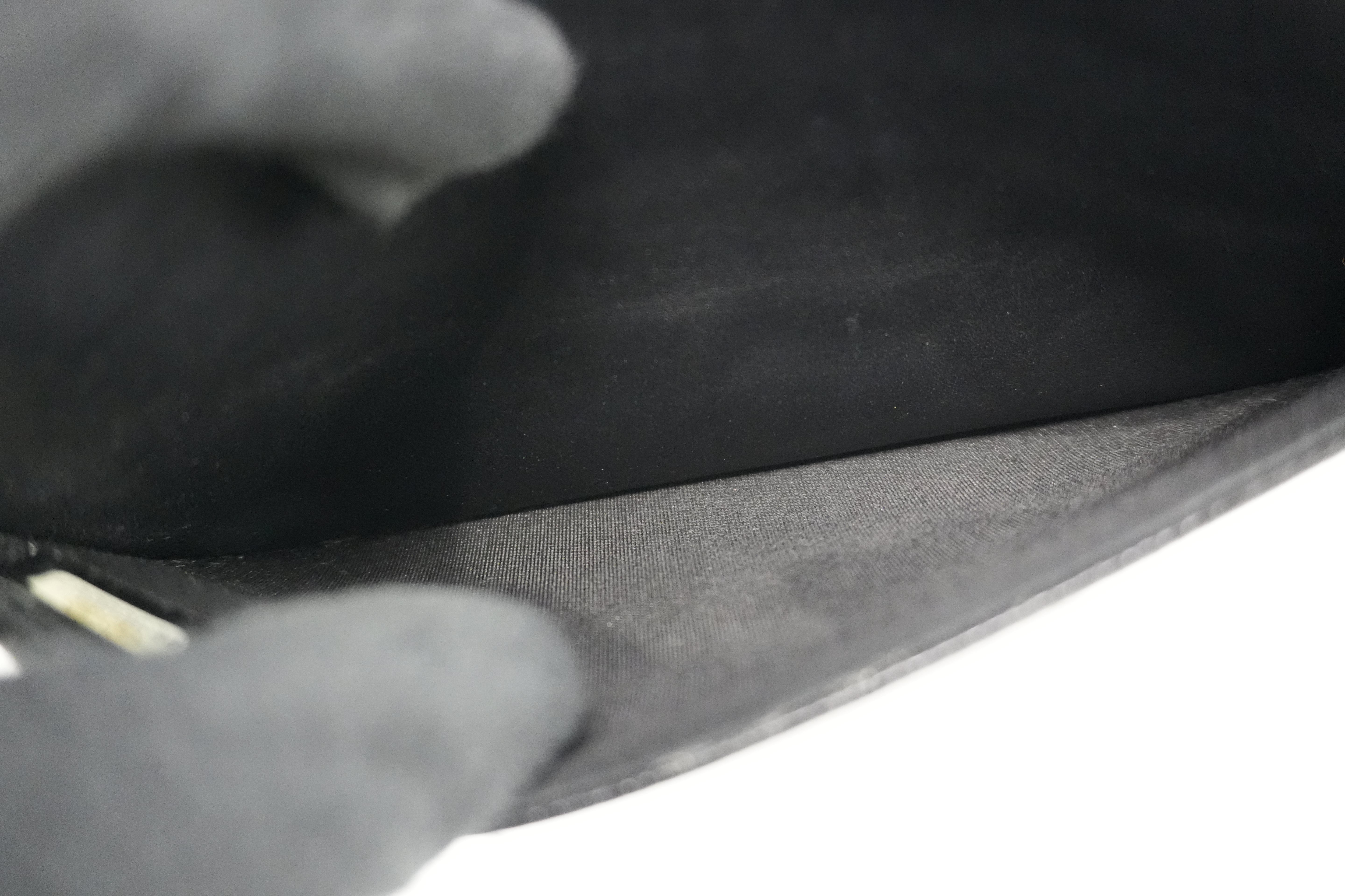 Pre-owned Chanel Caviar Wallet on Chain