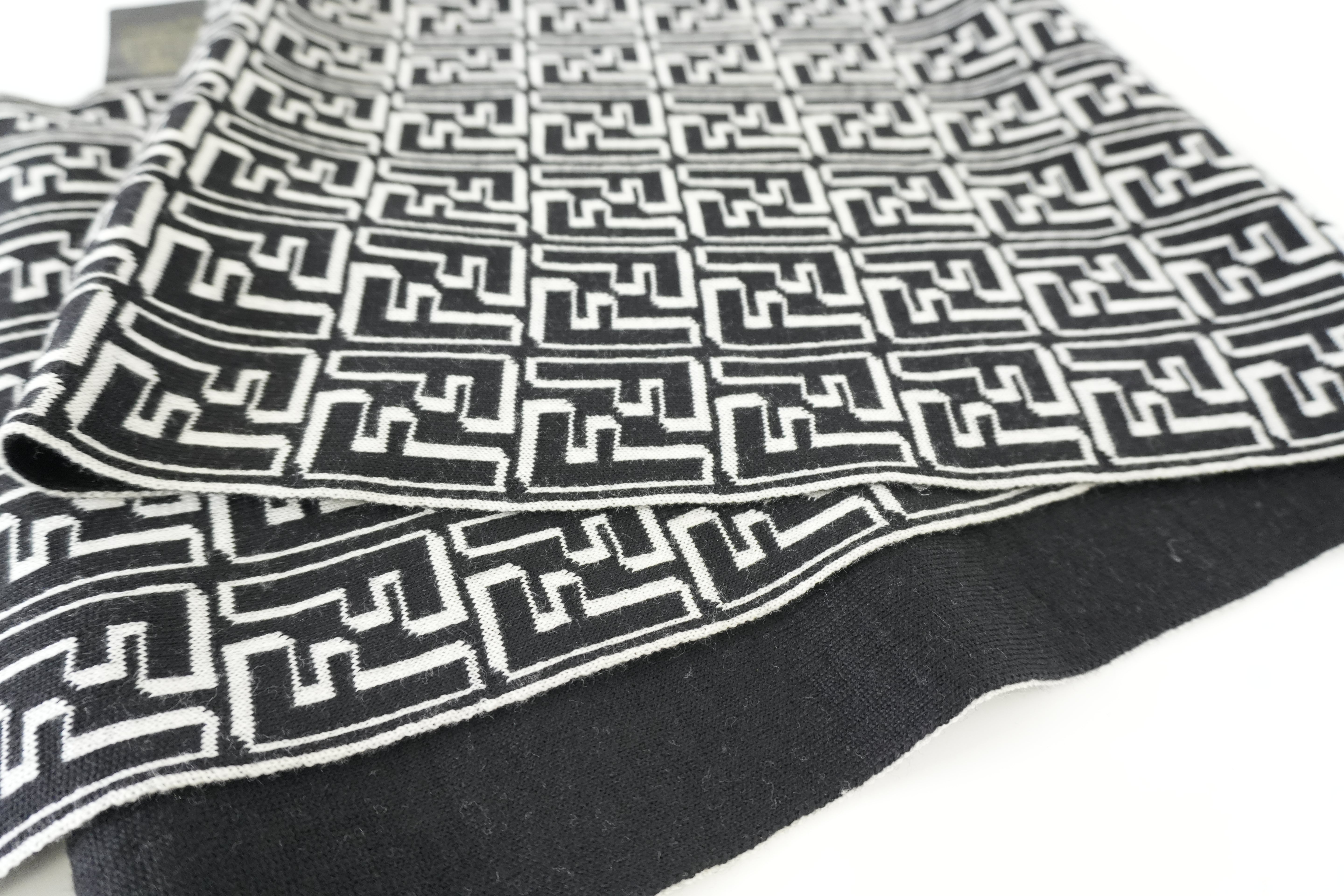 Pre-owned Fendi Scarf
