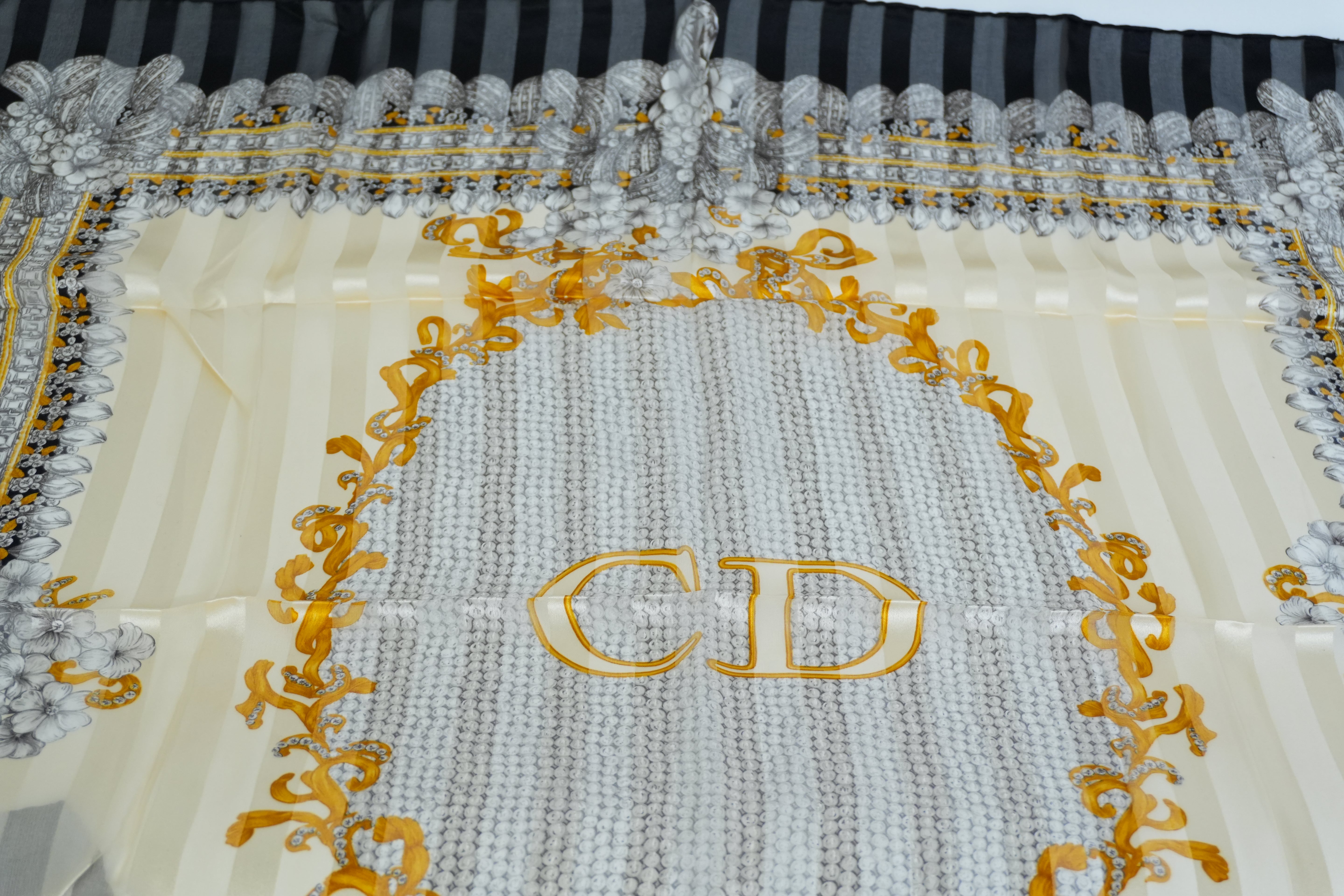 Pre-owned Dior Scarf White and Gold
