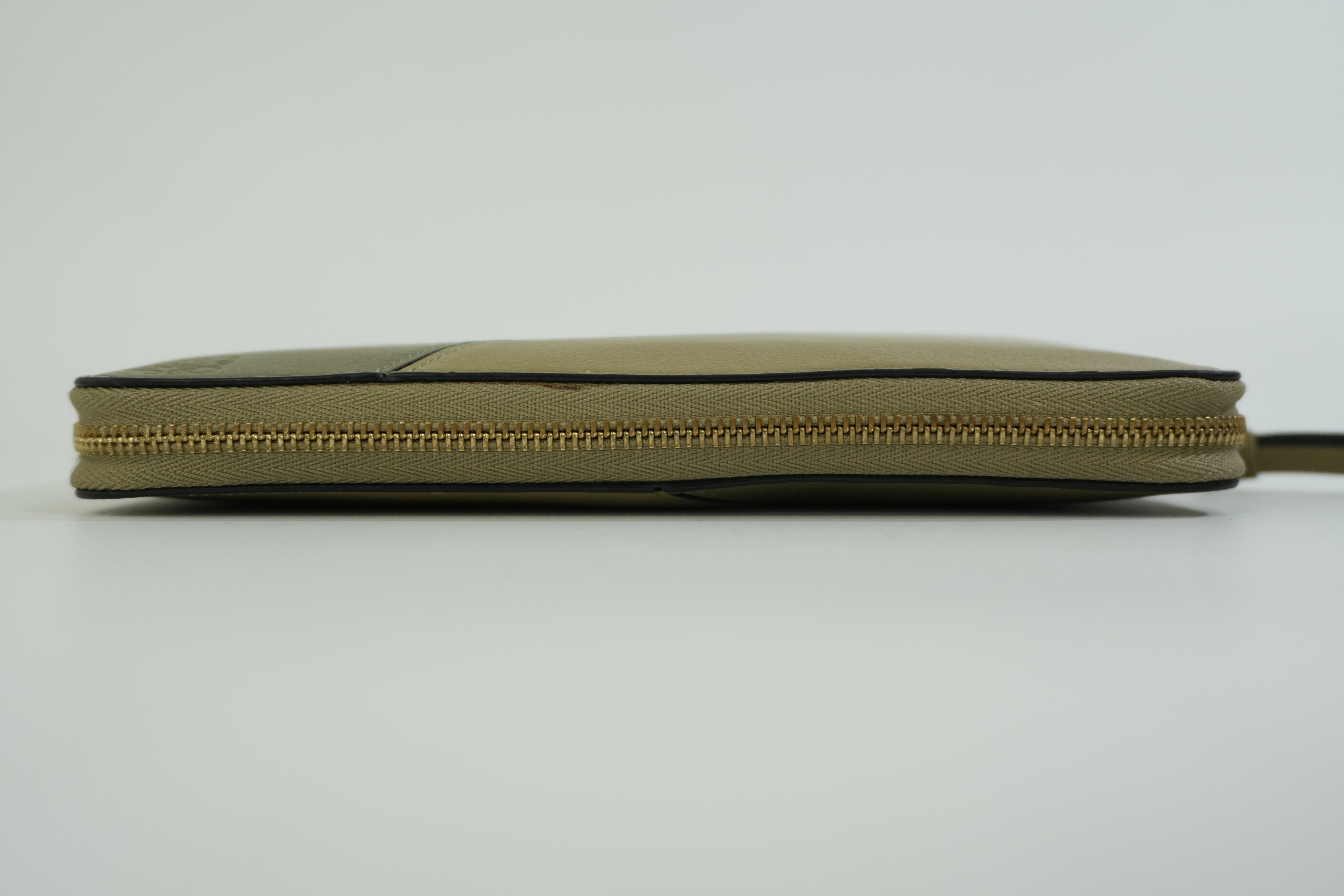 Pre-owned Loewe Leather Zippy Long Wallet Green