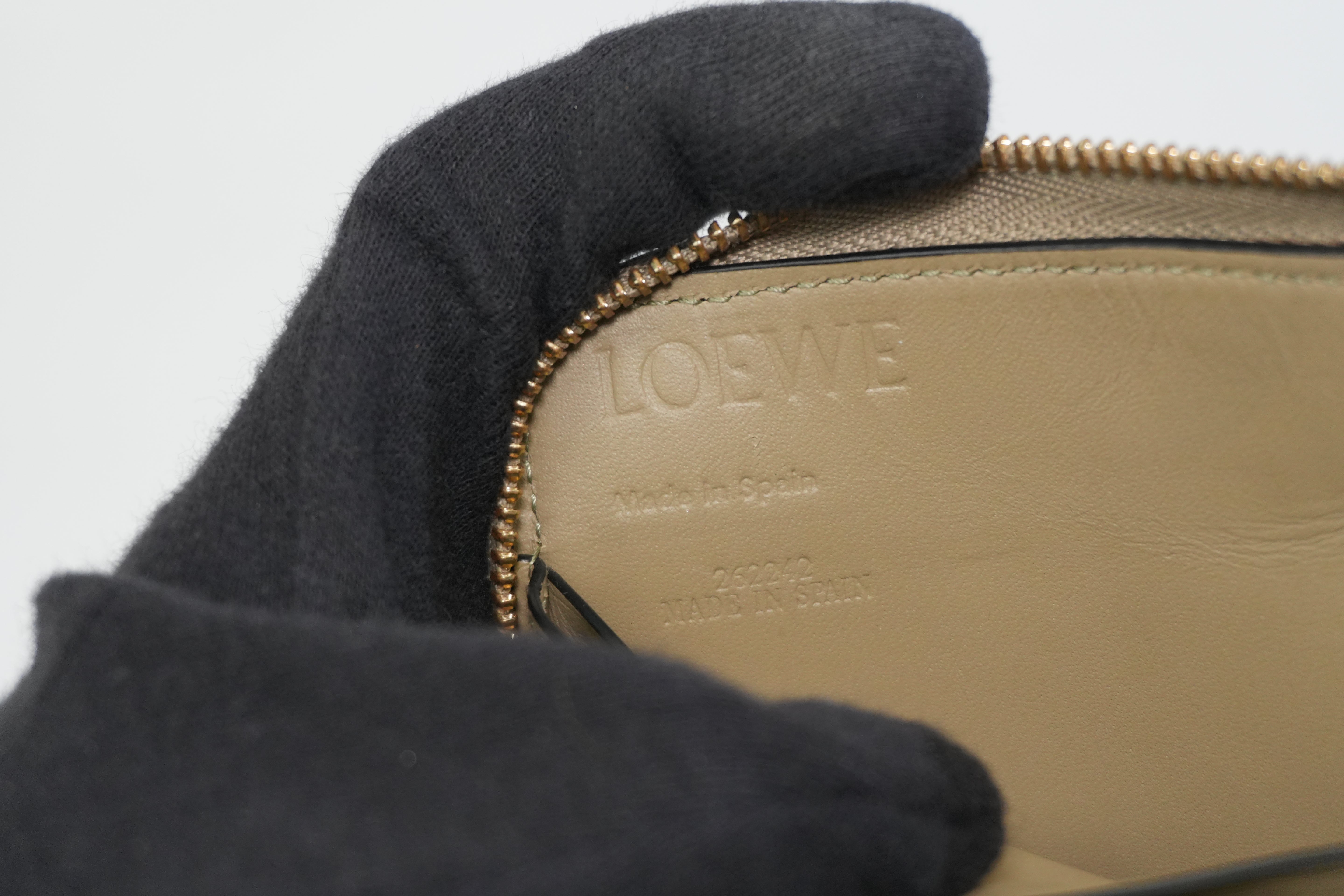 Pre-owned Loewe Leather Zippy Long Wallet Green