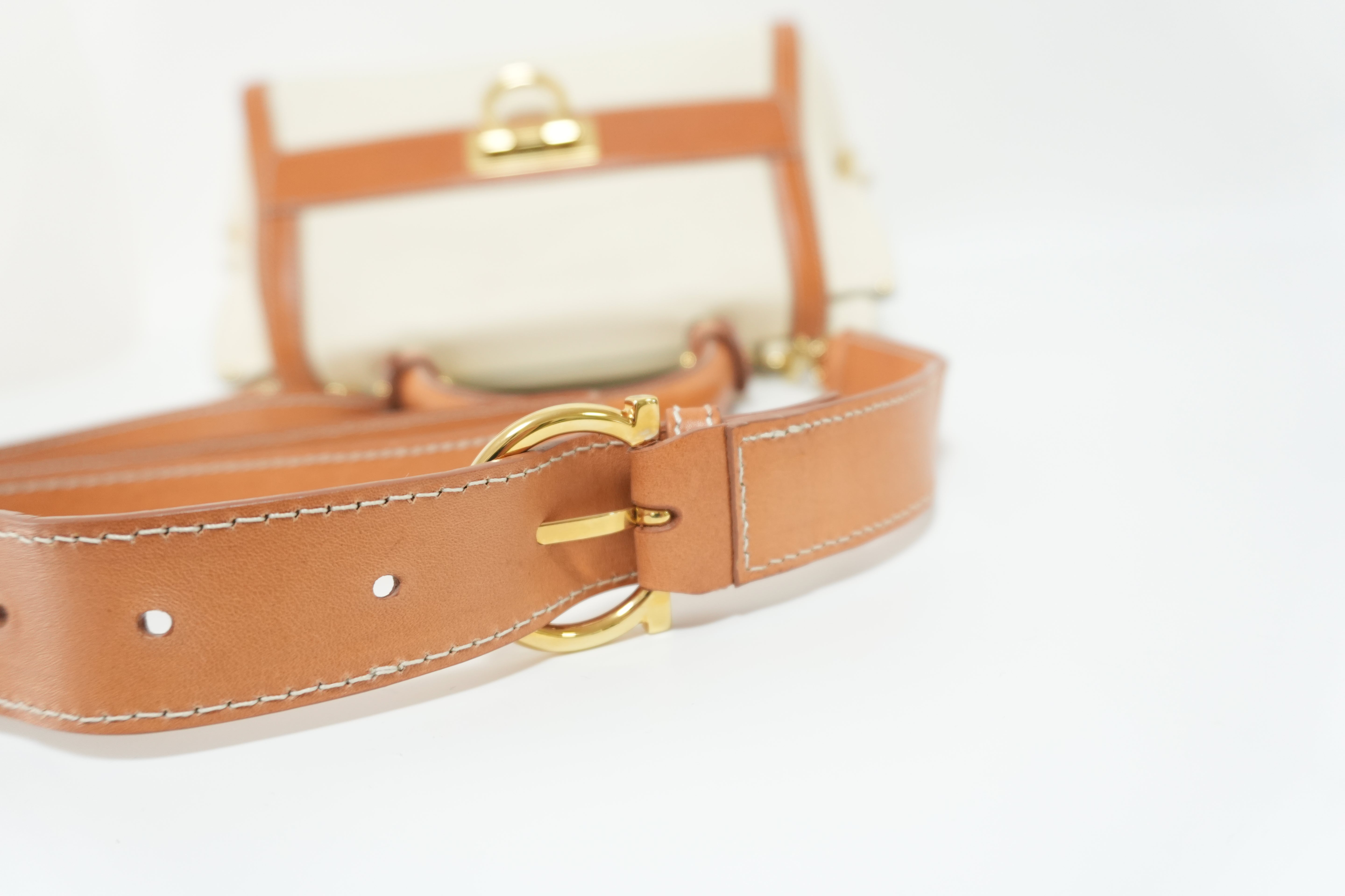 Borsa Sofia in pelle Ferragamo Two Way marrone e bianco usata