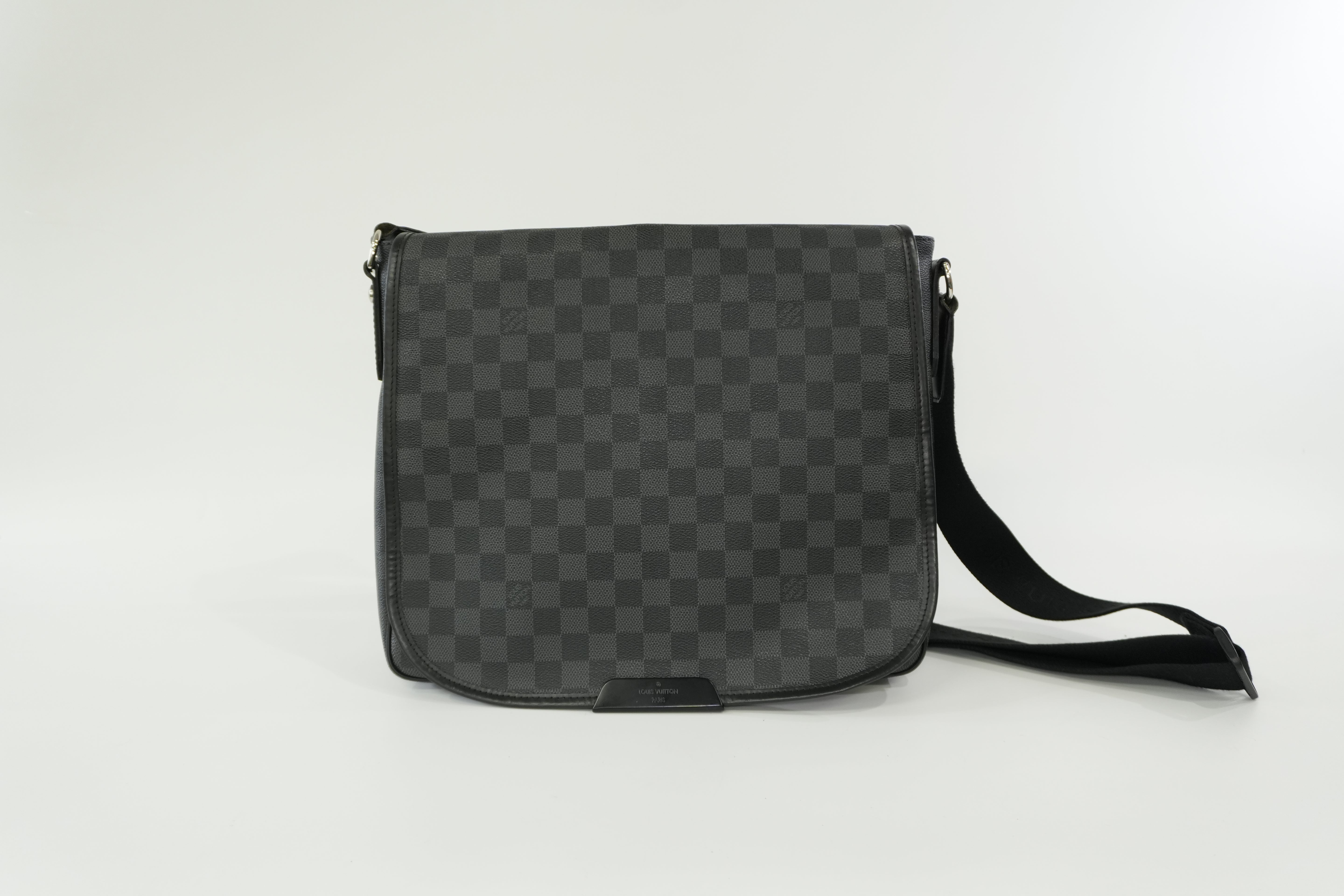 Pre-owned Louis Vuitton Damier Graphite Daniel MM Messenger Bag