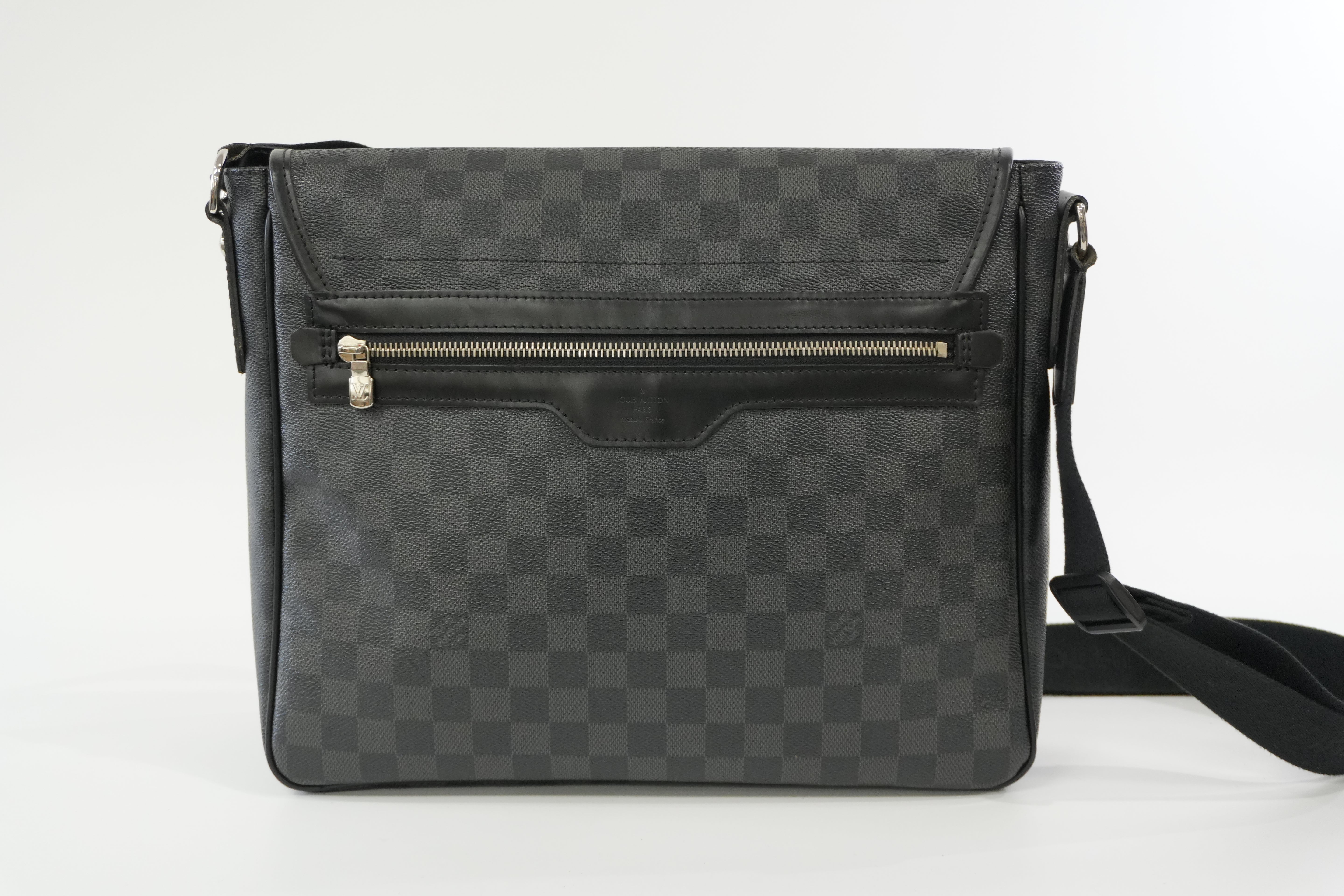 Pre-owned Louis Vuitton Damier Graphite Daniel MM Messenger Bag