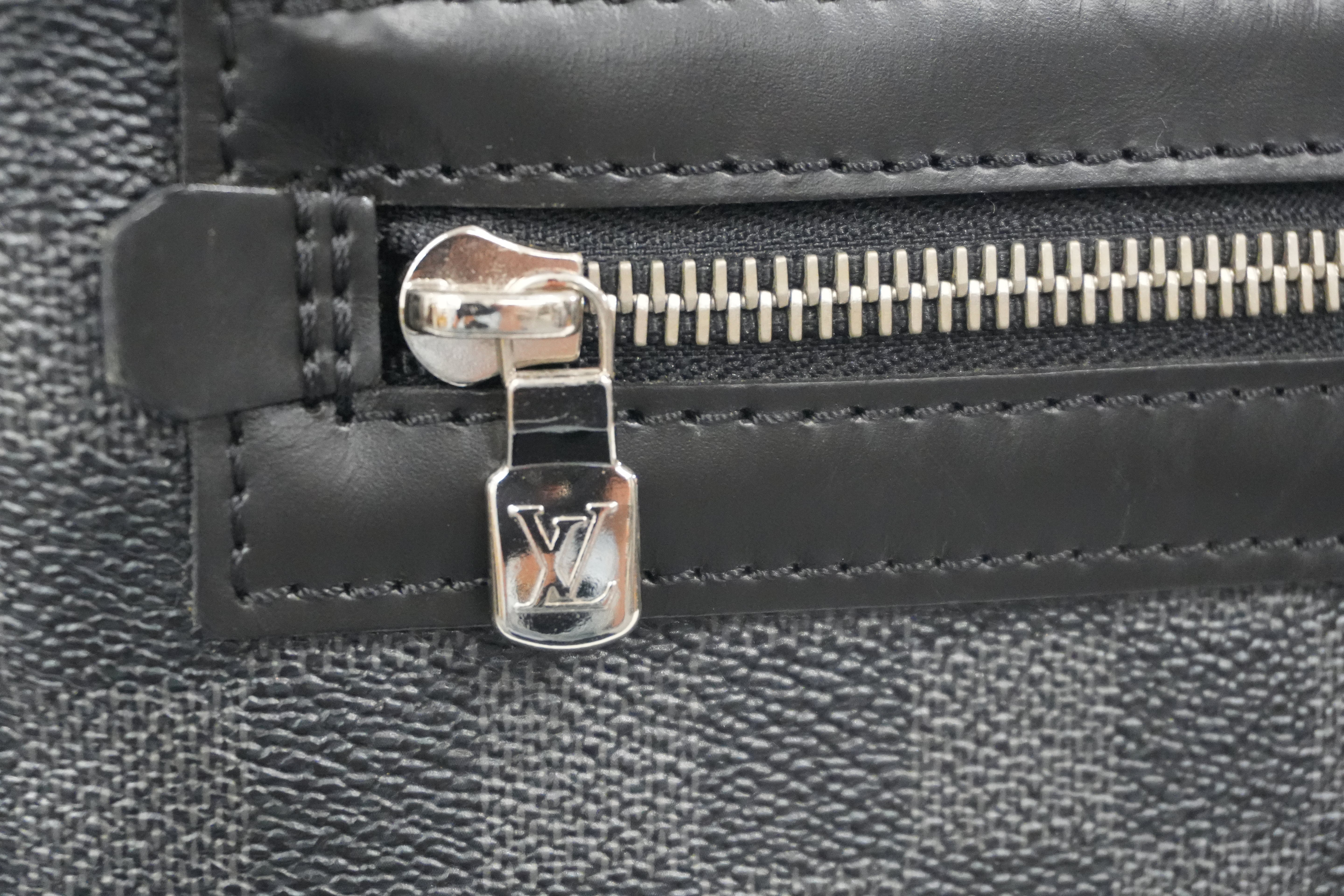 Pre-owned Louis Vuitton Damier Graphite Daniel MM Messenger Bag