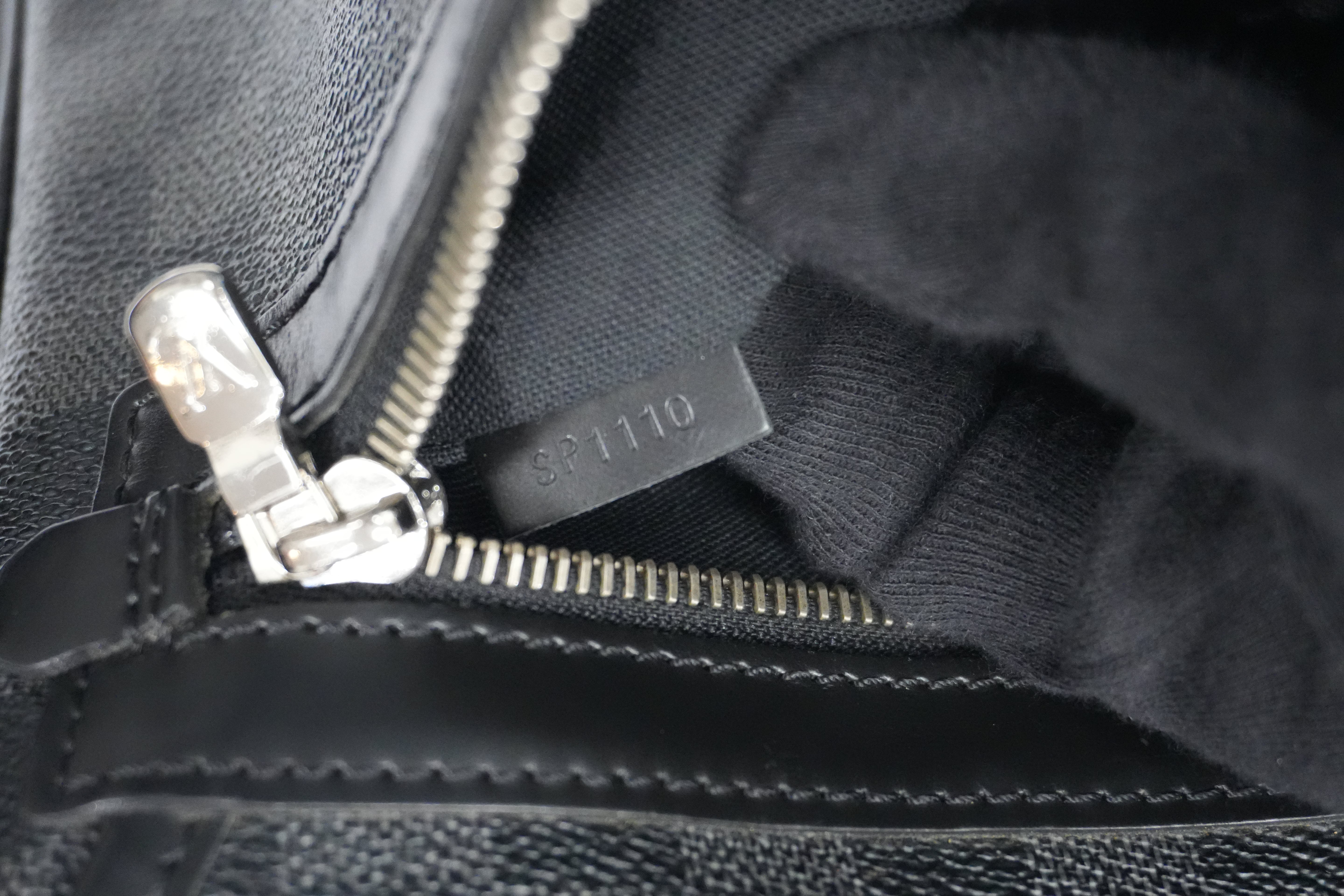 Pre-owned Louis Vuitton Damier Graphite Daniel MM Messenger Bag