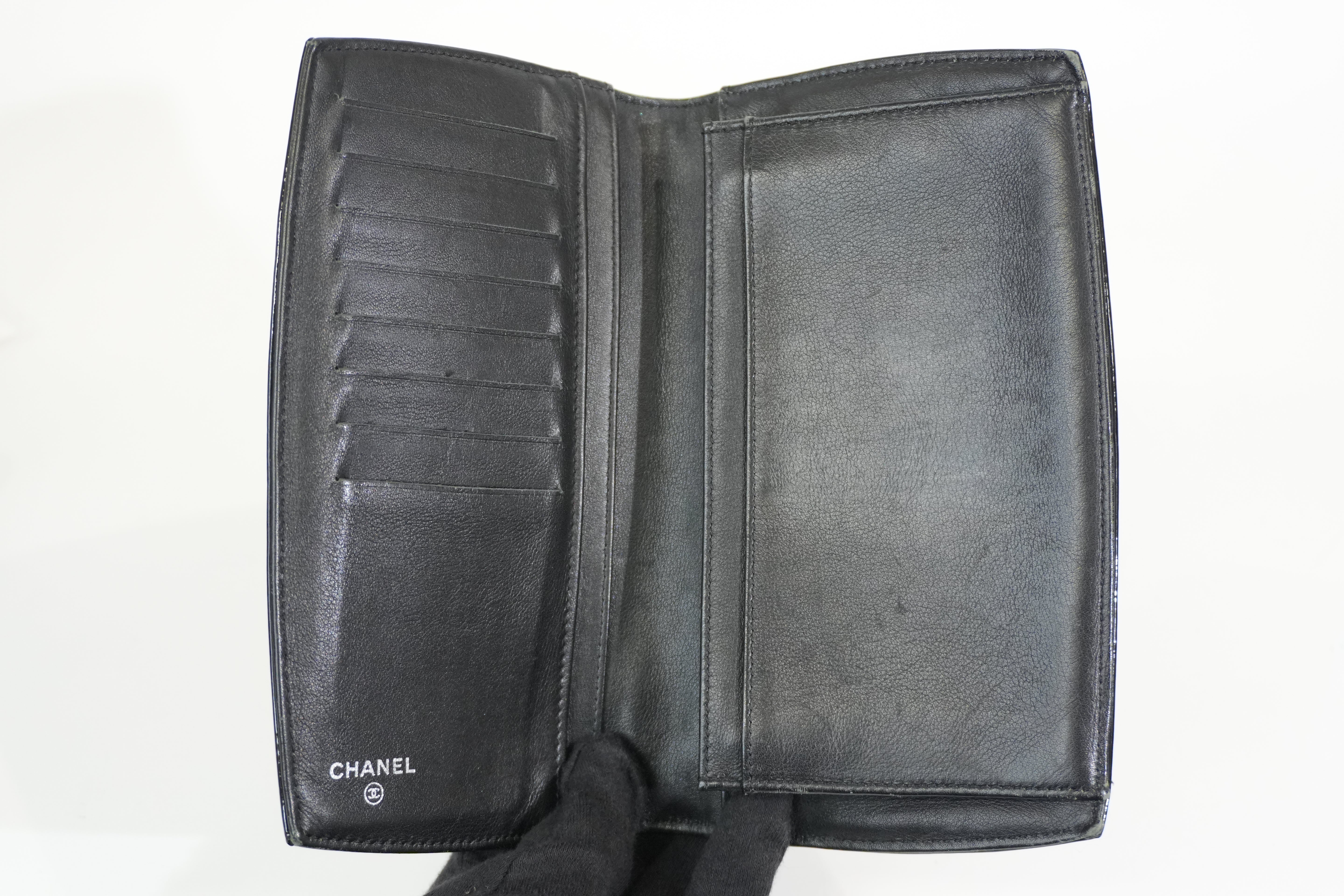 Pre-owned Chanel Patent Long Wallet Black