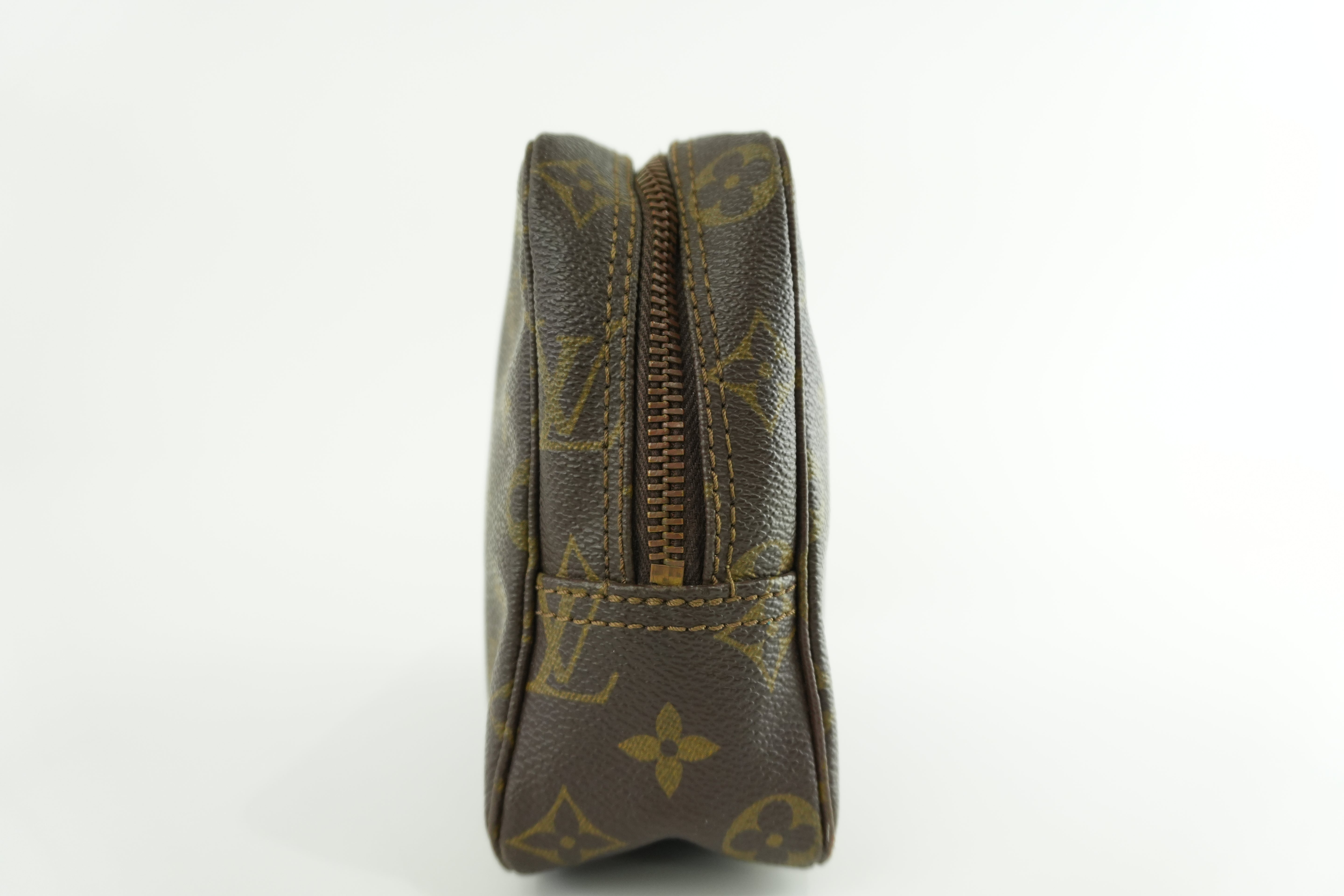 Pre-owned Louis Vuitton Monogram Trousse 23