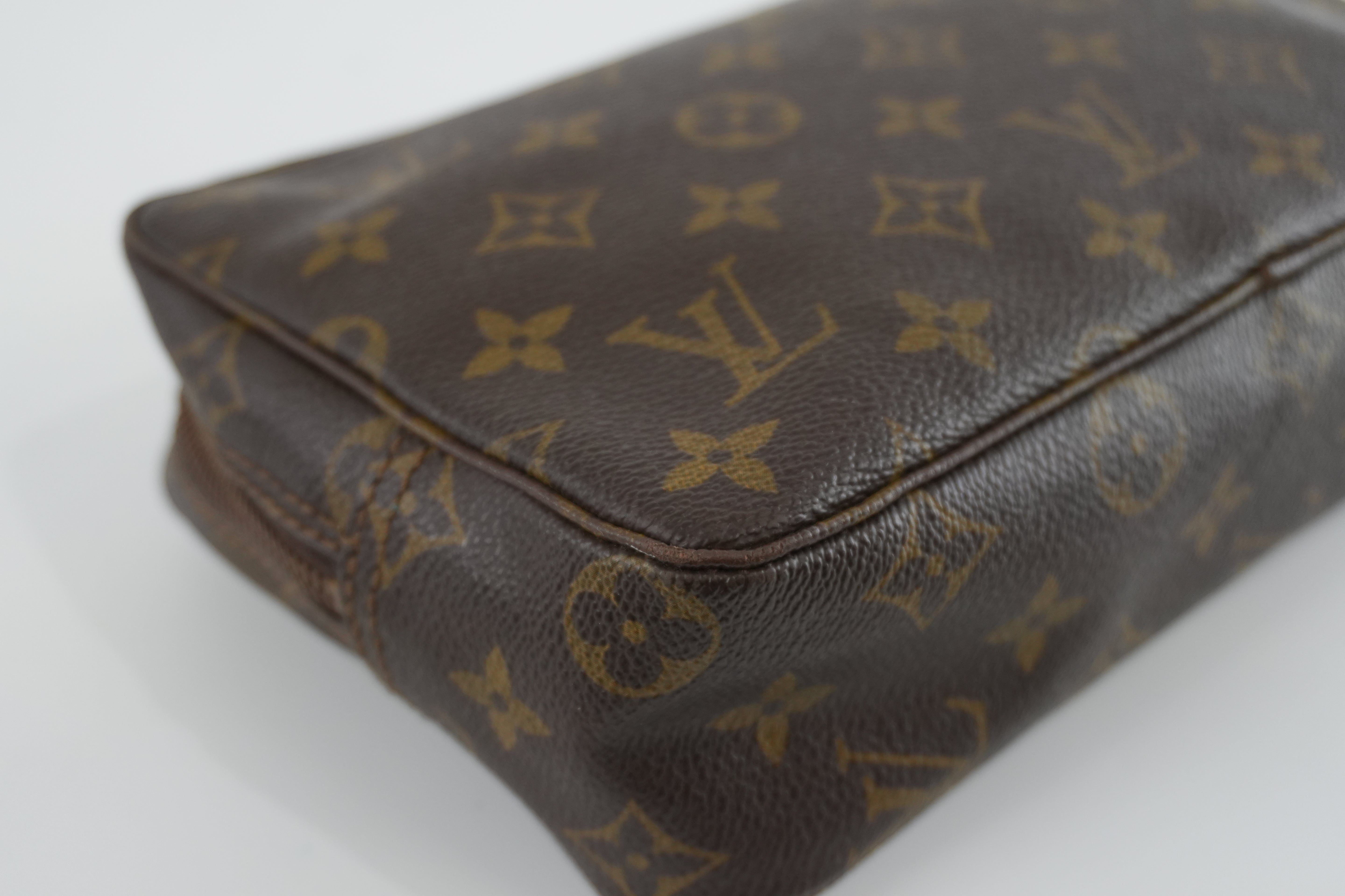 Pre-owned Louis Vuitton Monogram Trousse 23