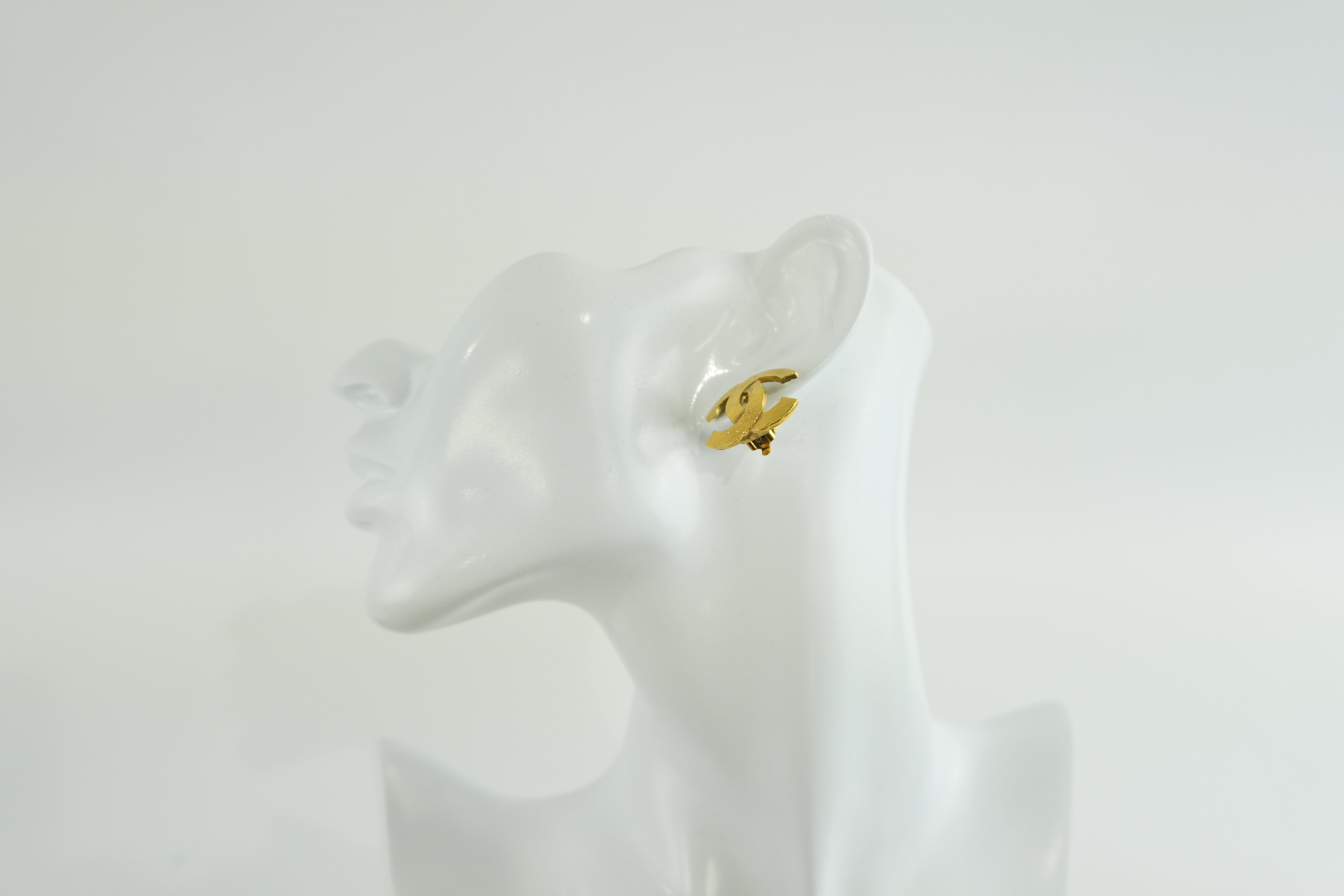 Chanel Clip on Earrings Gold Tone Used