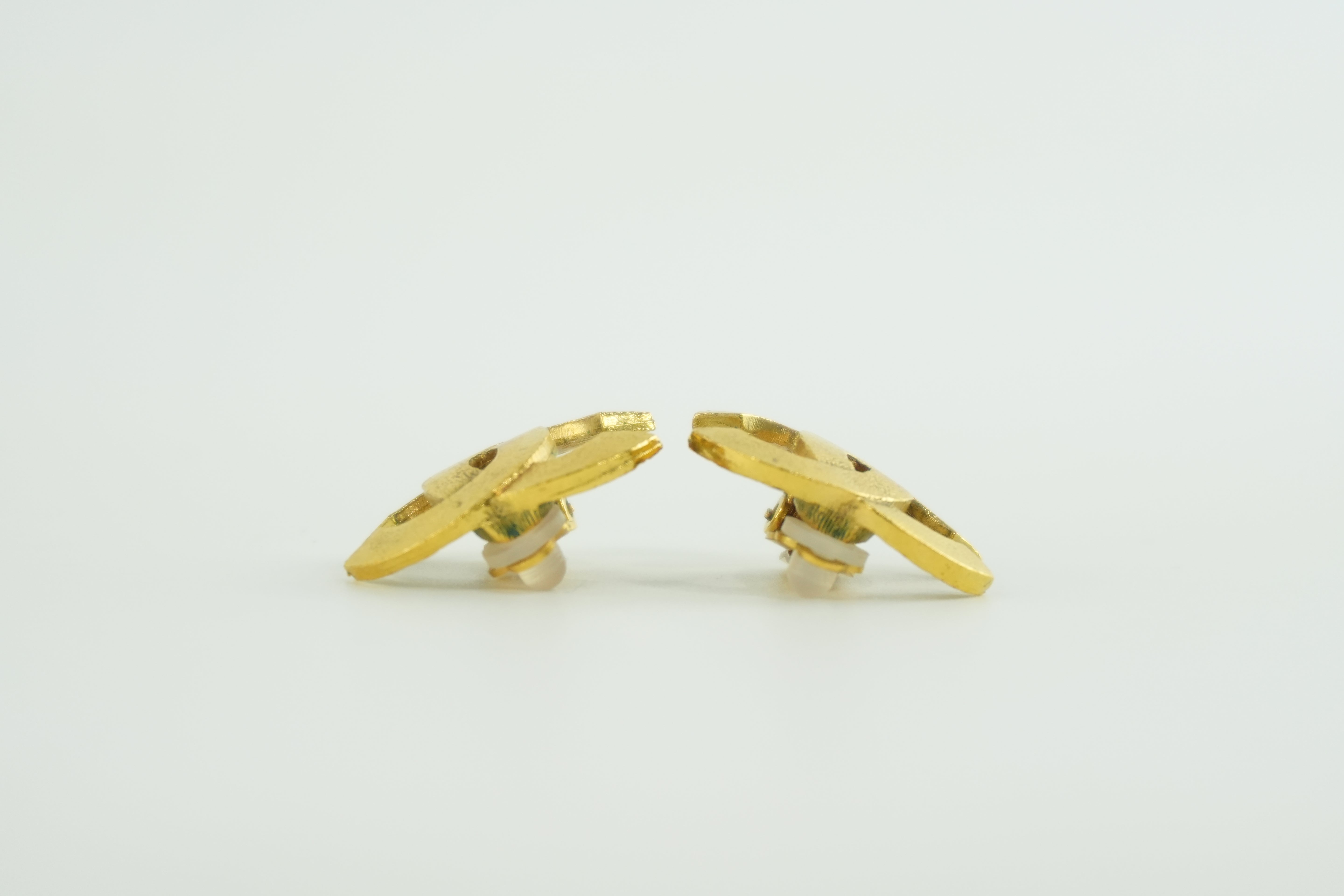 Chanel Clip on Earrings Gold Tone Used