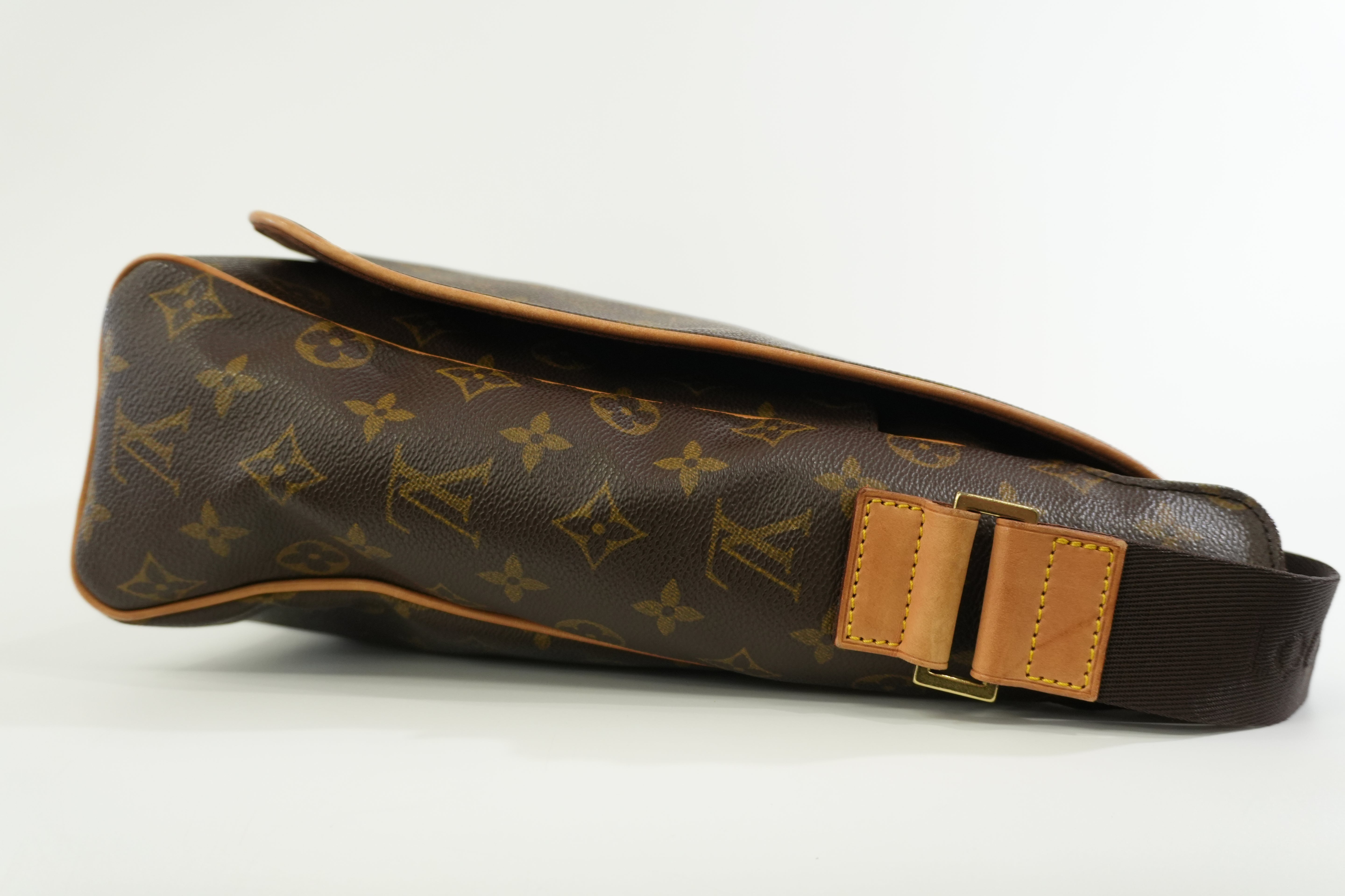 Pre-owned Louis Vuitton Monogram Abesses Messenger Bag