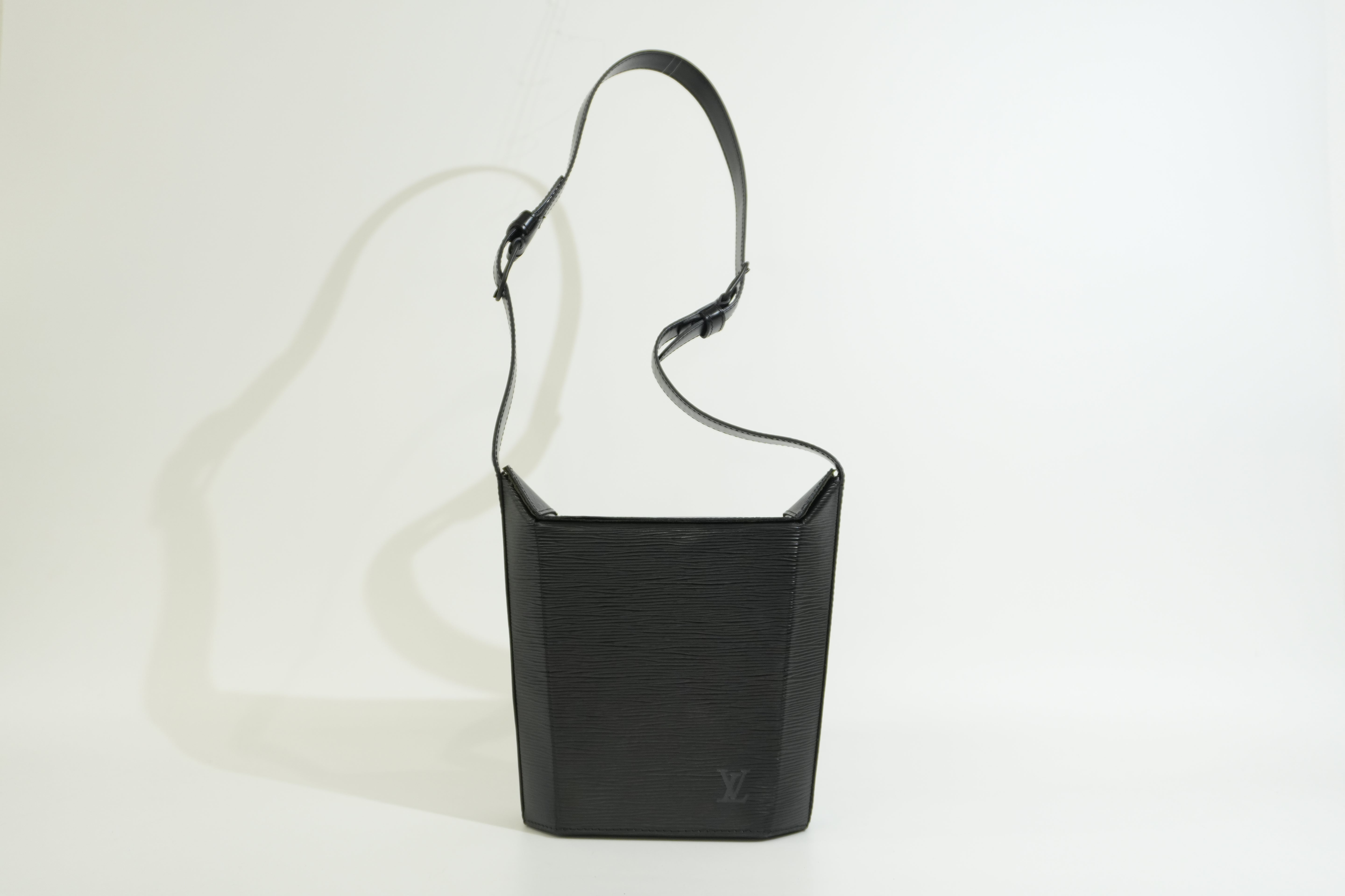 Pr-owned Louis Vuitton Epi Sac Seau Shoulder Bag Black