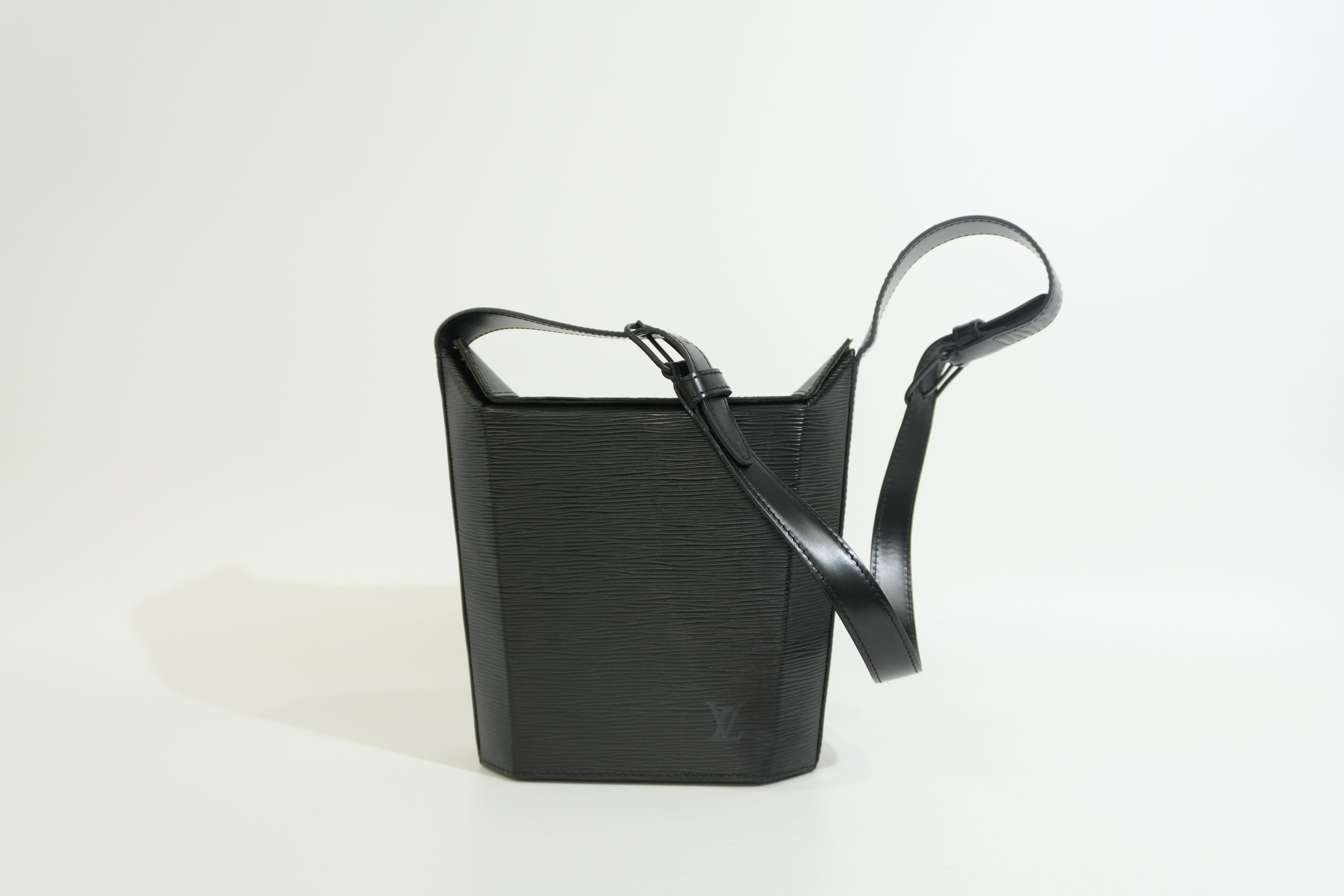 Pr-owned Louis Vuitton Epi Sac Seau Shoulder Bag Black