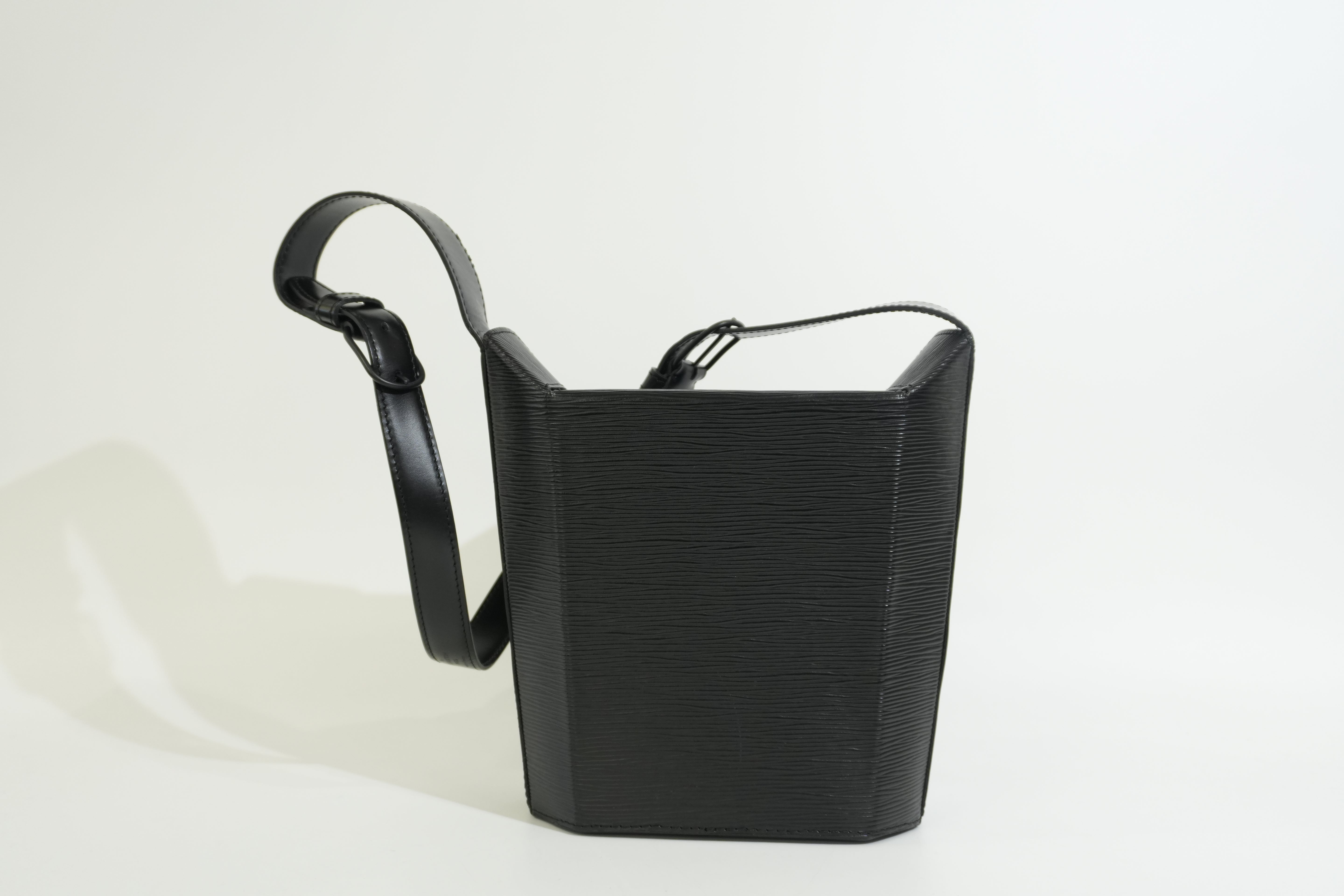 Pr-owned Louis Vuitton Epi Sac Seau Shoulder Bag Black