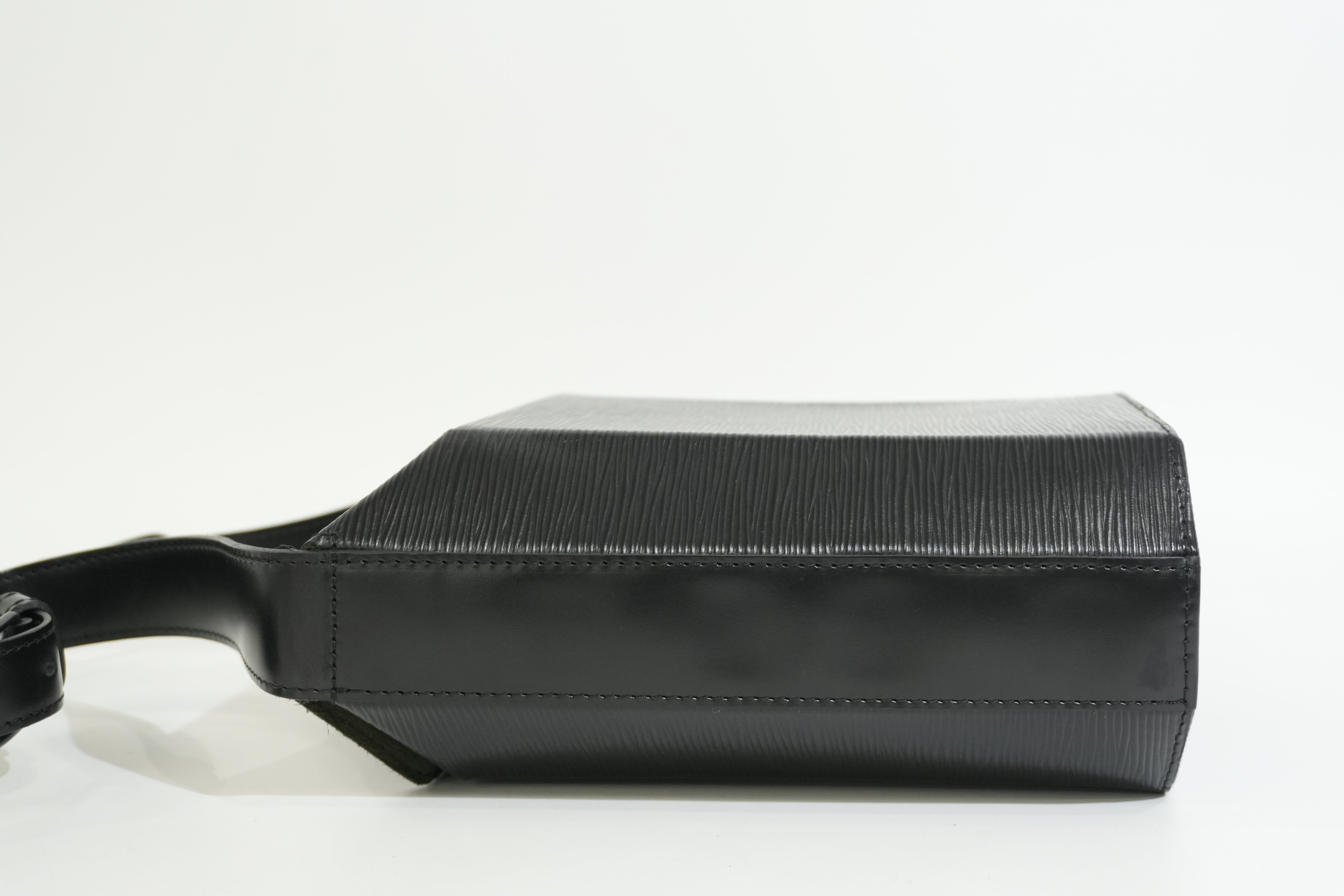 Pr-owned Louis Vuitton Epi Sac Seau Shoulder Bag Black