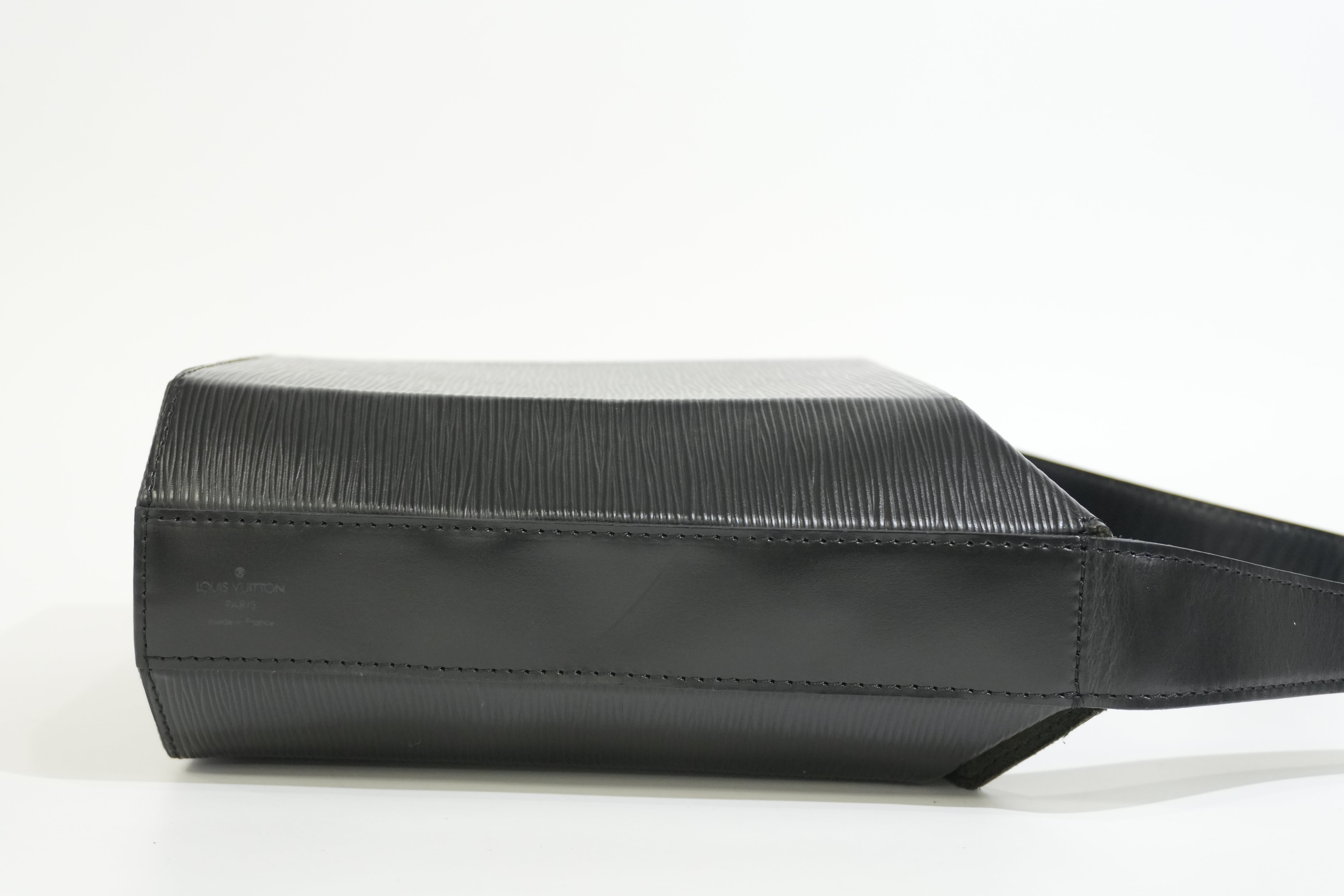Pr-owned Louis Vuitton Epi Sac Seau Shoulder Bag Black