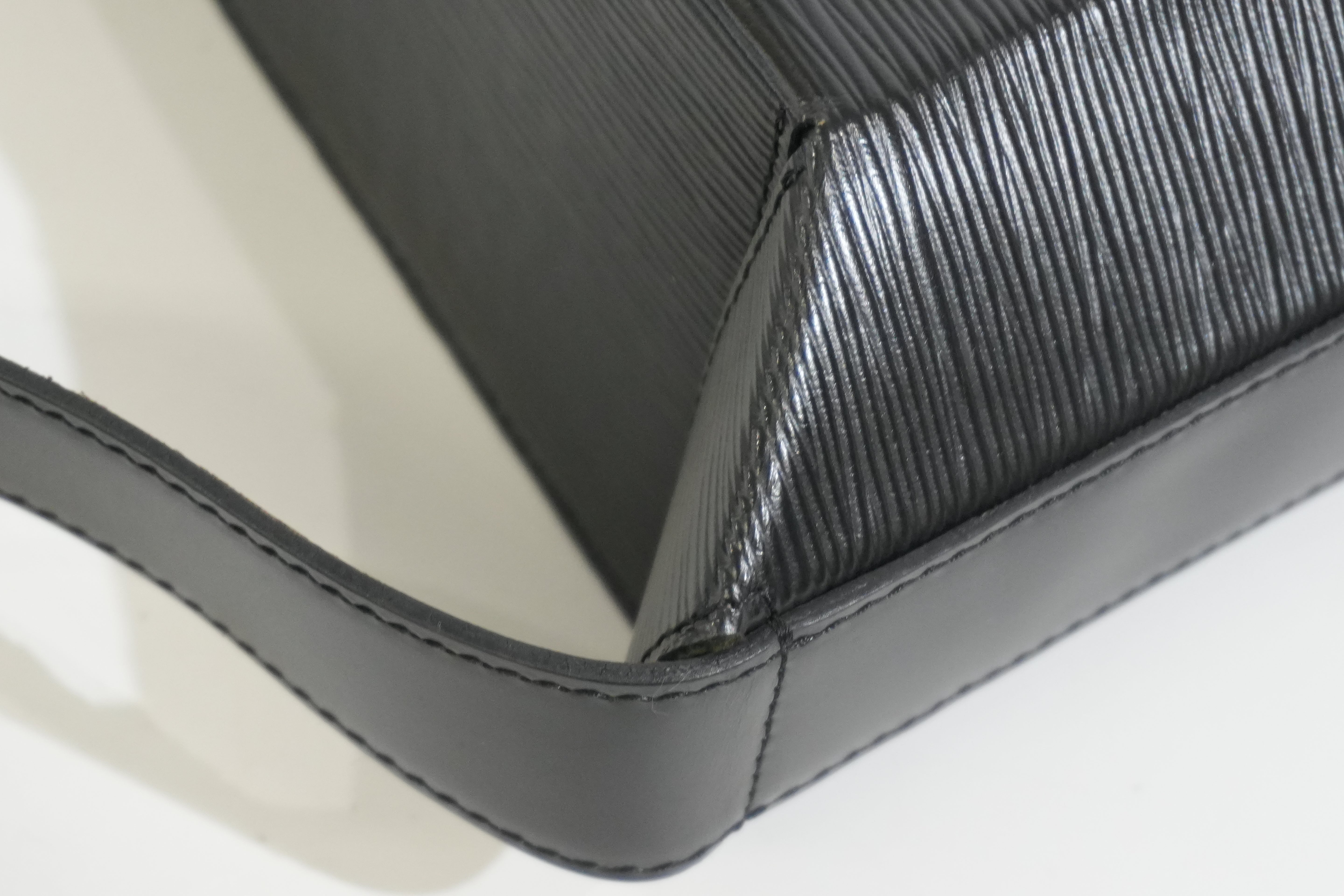 Pr-owned Louis Vuitton Epi Sac Seau Shoulder Bag Black