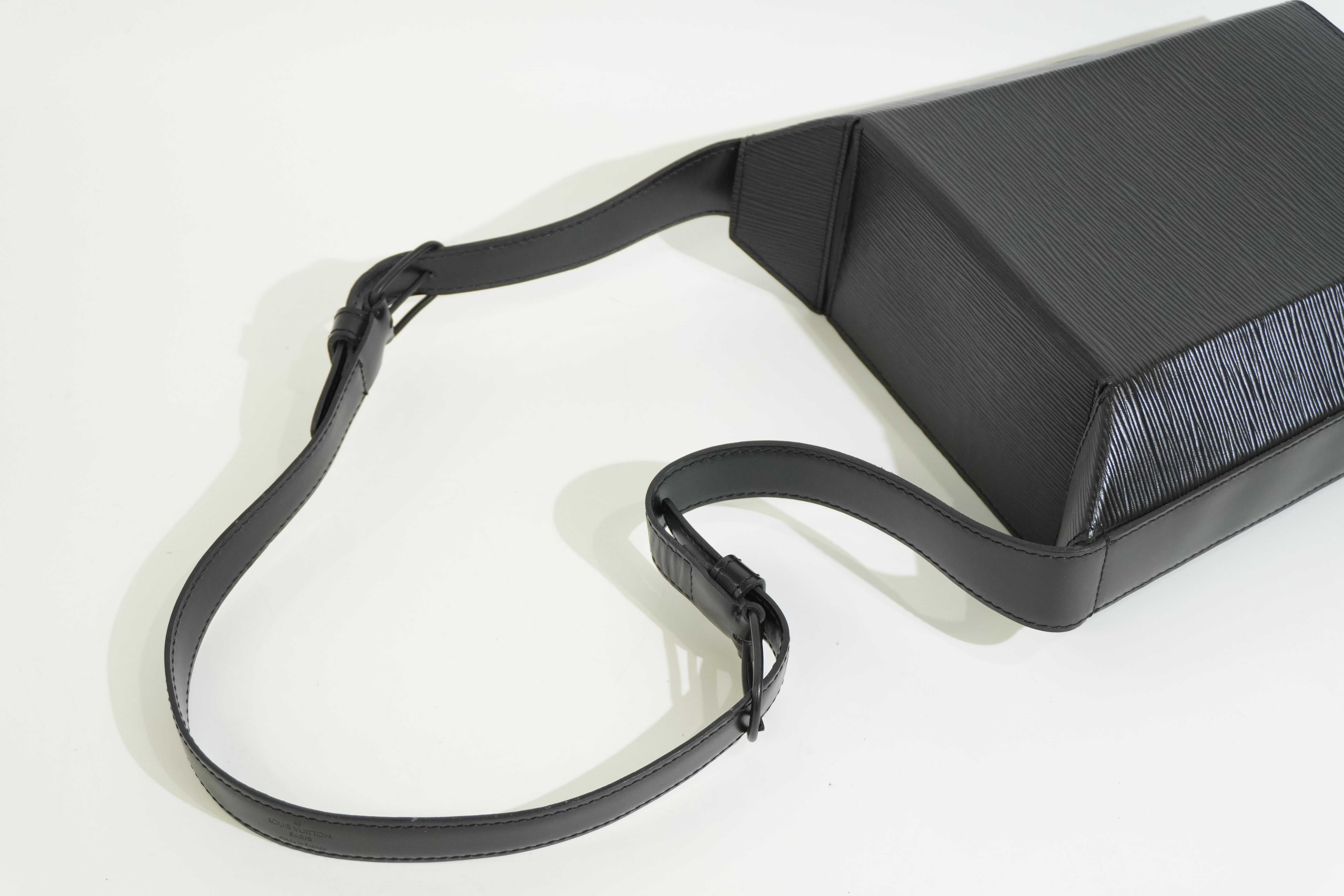 Pr-owned Louis Vuitton Epi Sac Seau Shoulder Bag Black