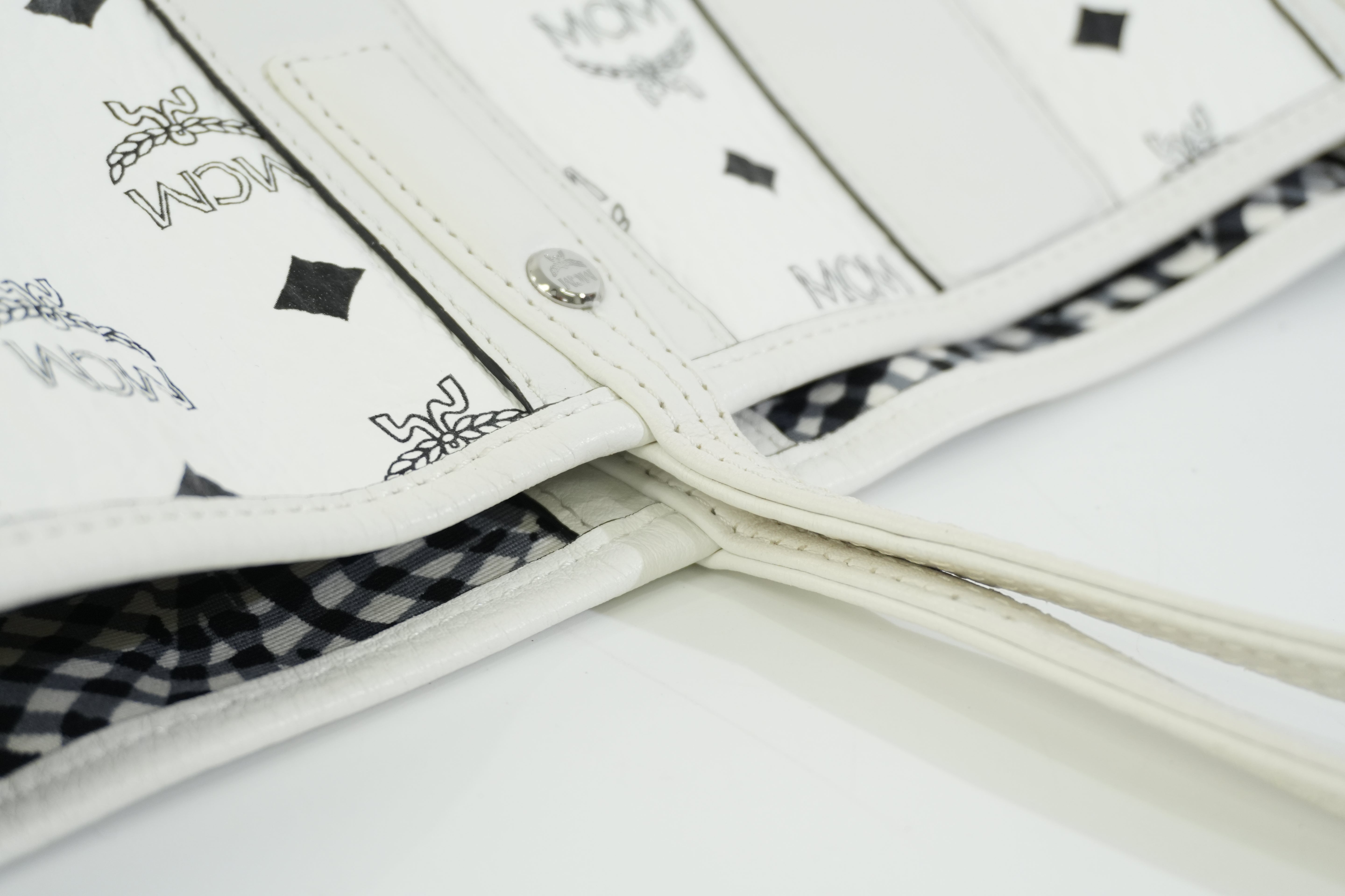 Pre-owned MCM Tote Bag with Pouch White