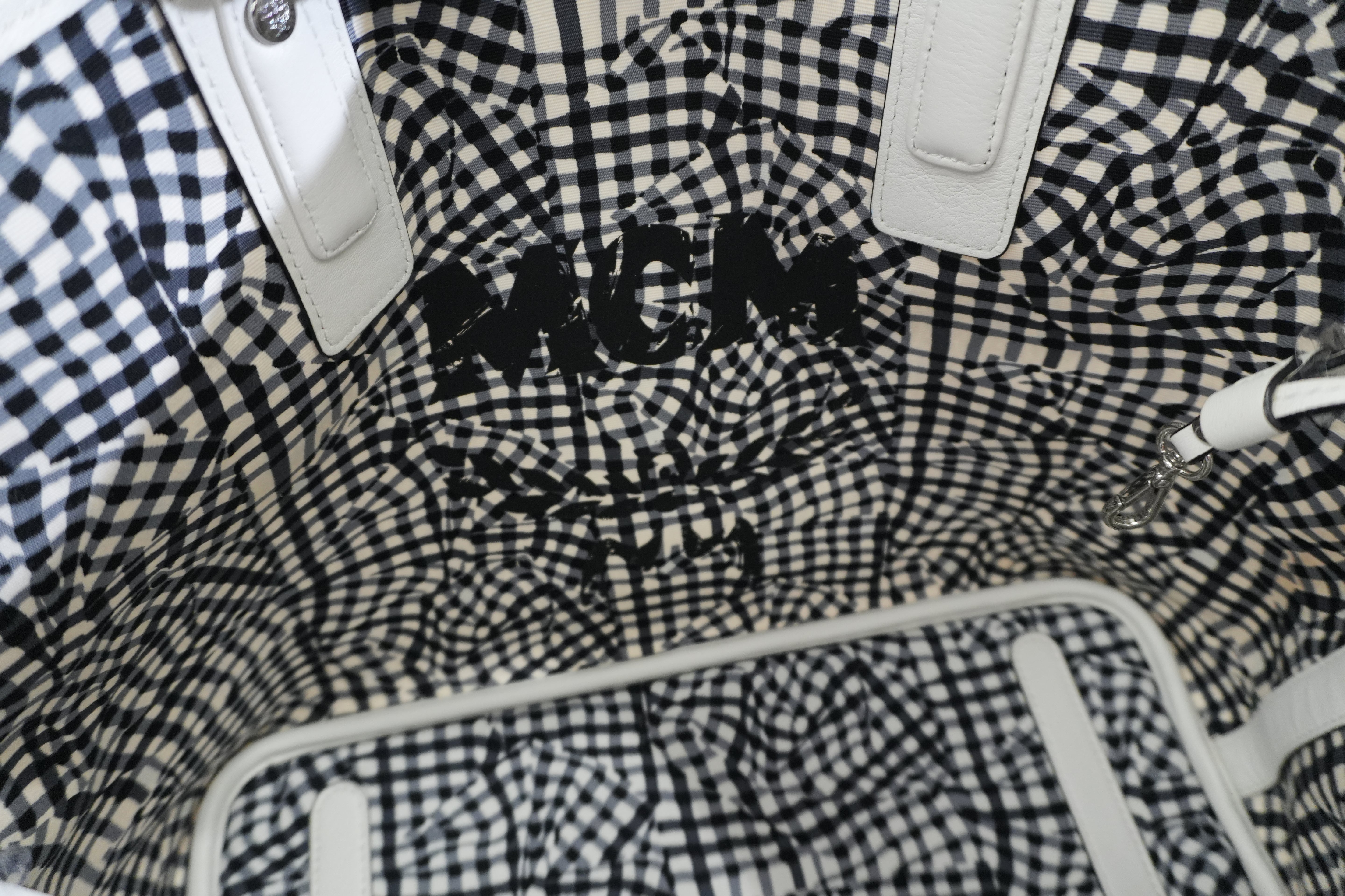 Pre-owned MCM Tote Bag with Pouch White