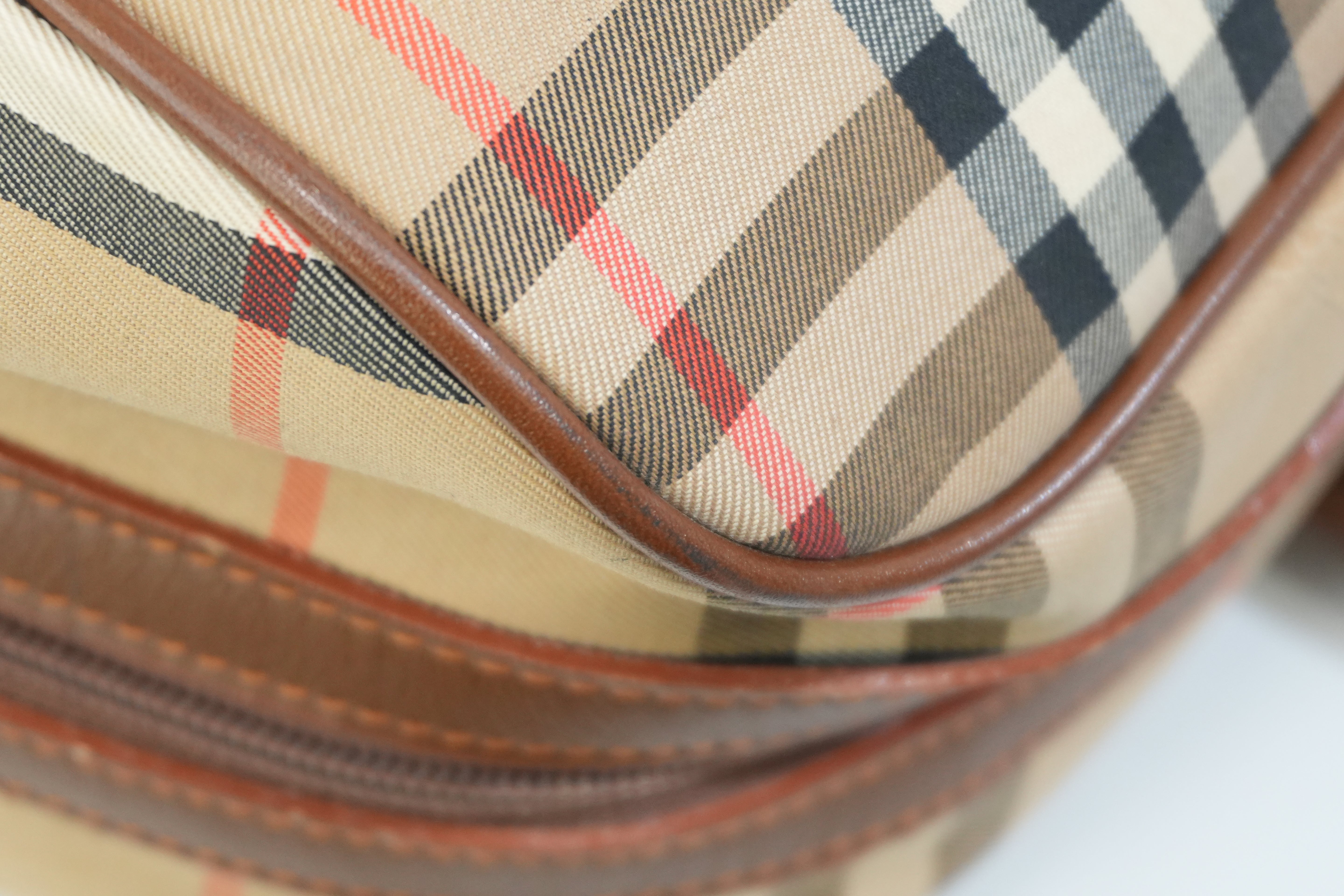 Pre-owned Burberry Haymarket Boston Bag Size 40