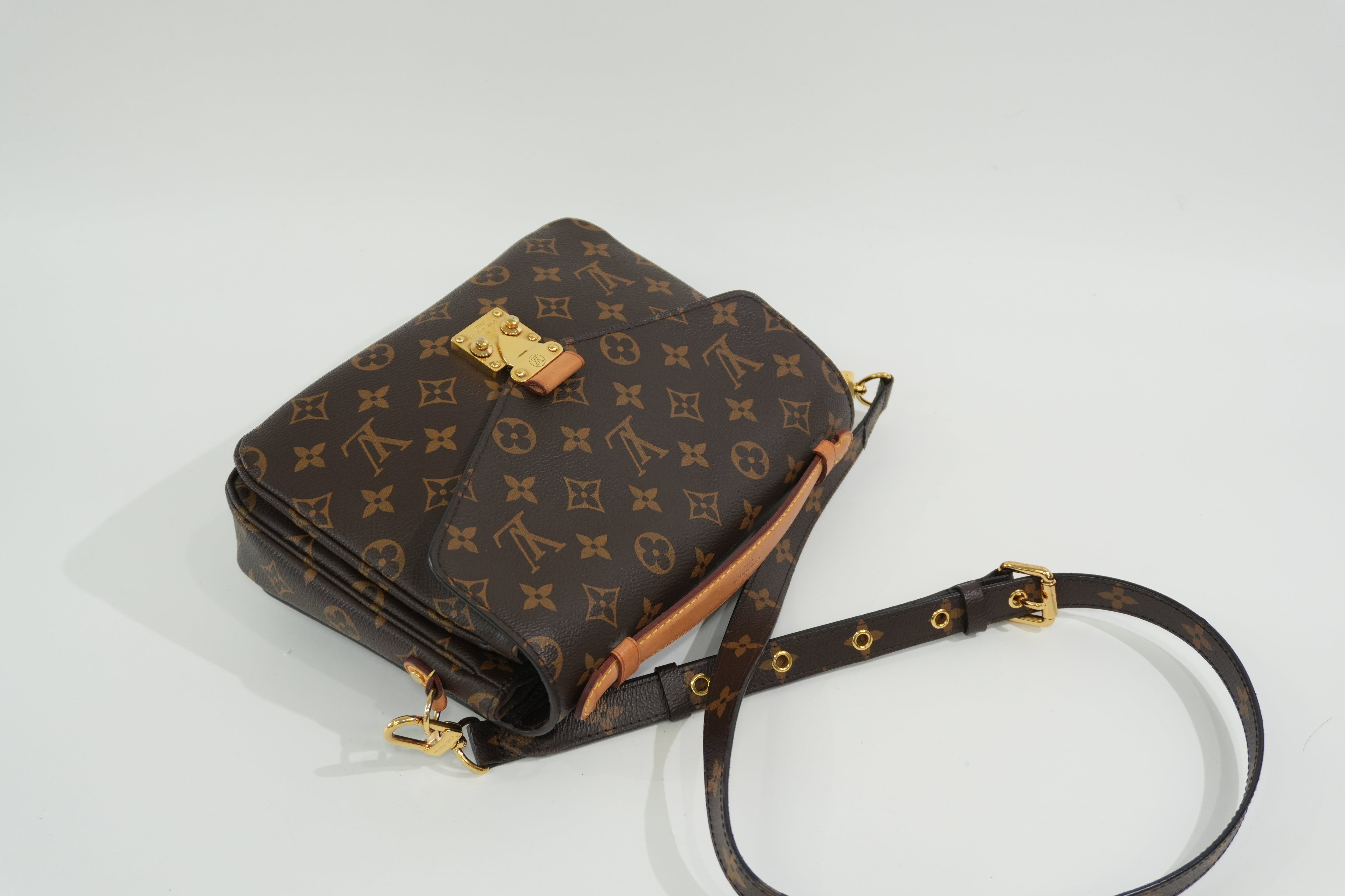 Pre-owned Louis Vuitton Monogram Pochette Metis Shoulder Bag
