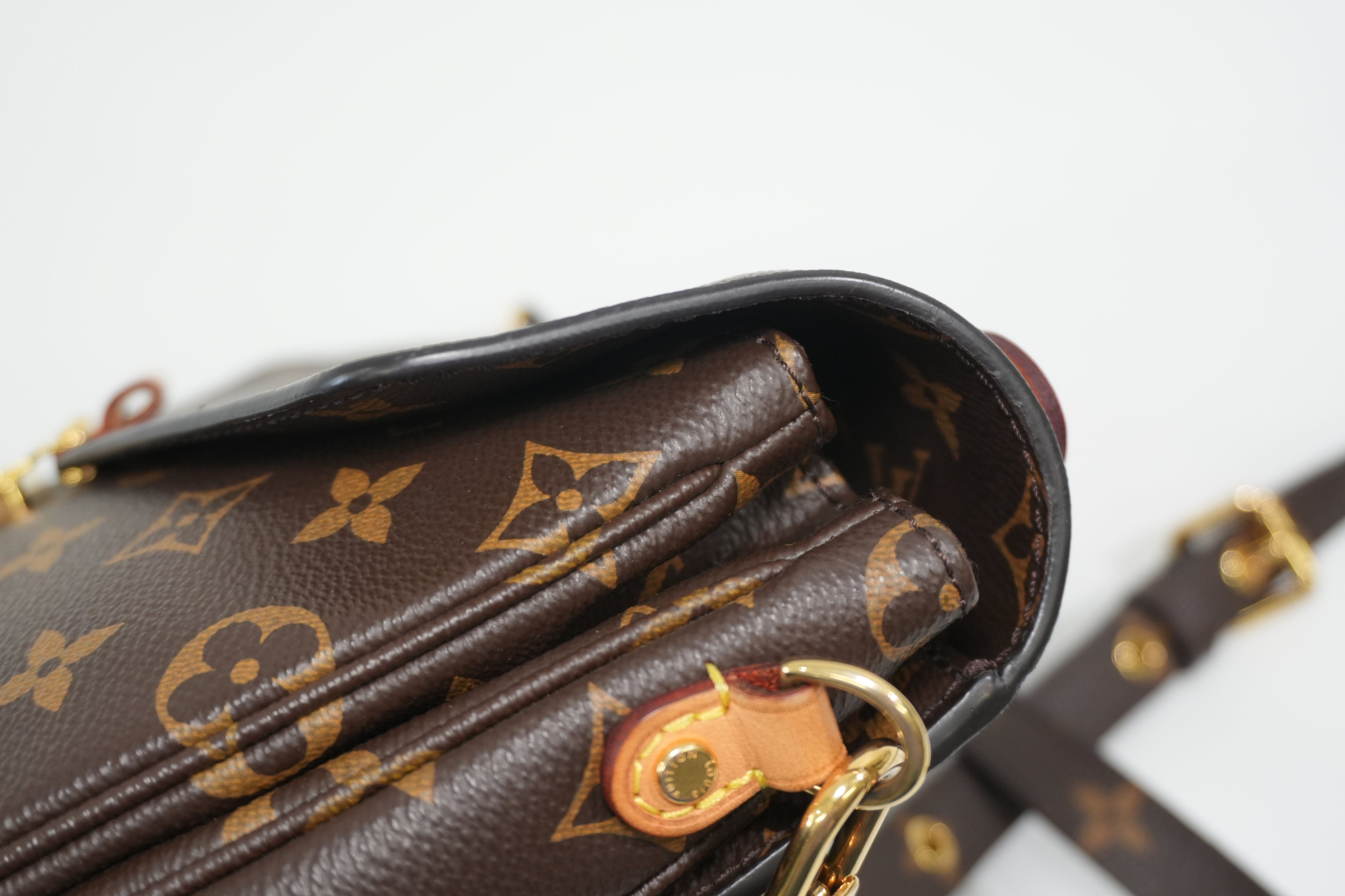 Pre-owned Louis Vuitton Monogram Pochette Metis Shoulder Bag