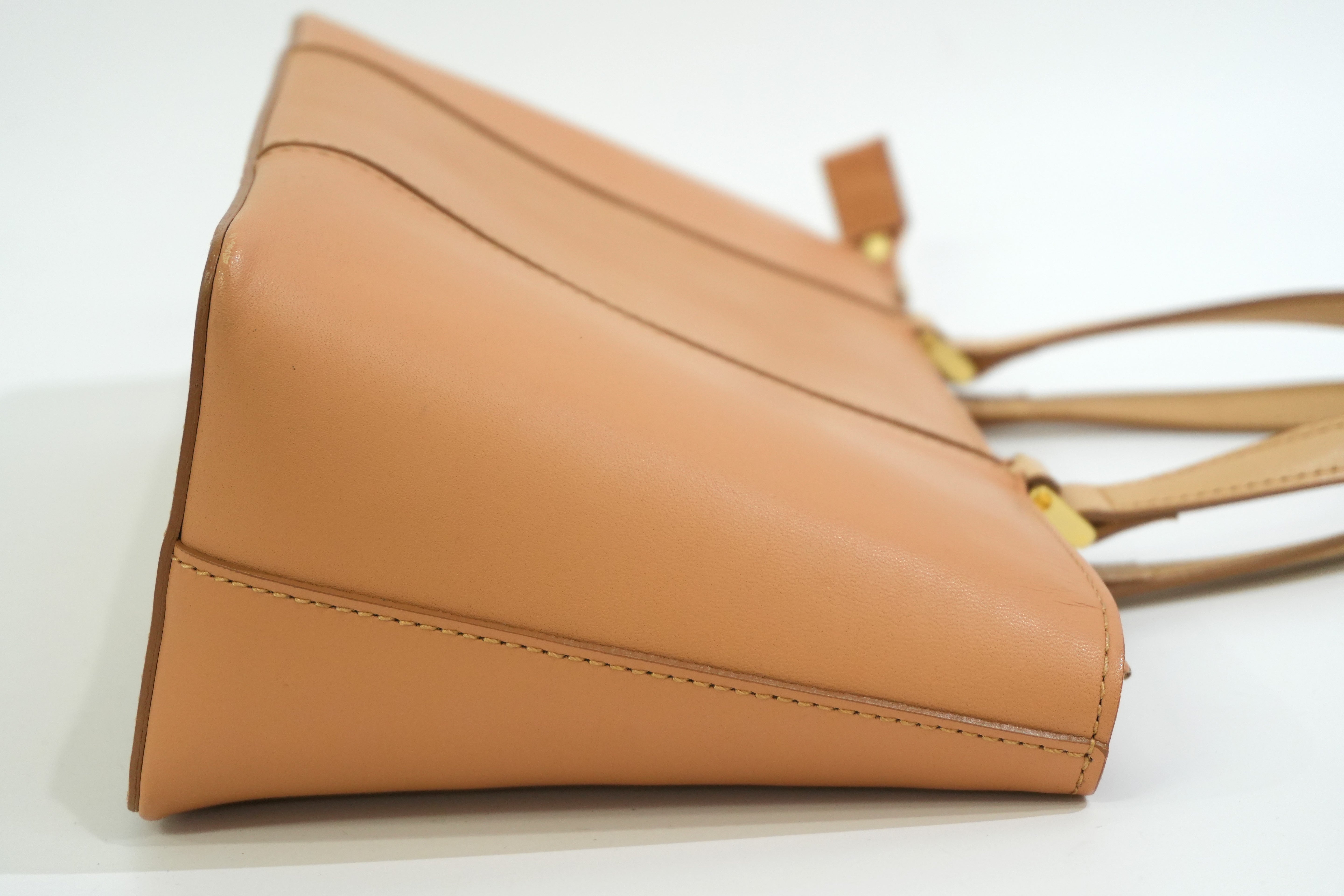 Pre-owned Burberry Handbag Beige Gold