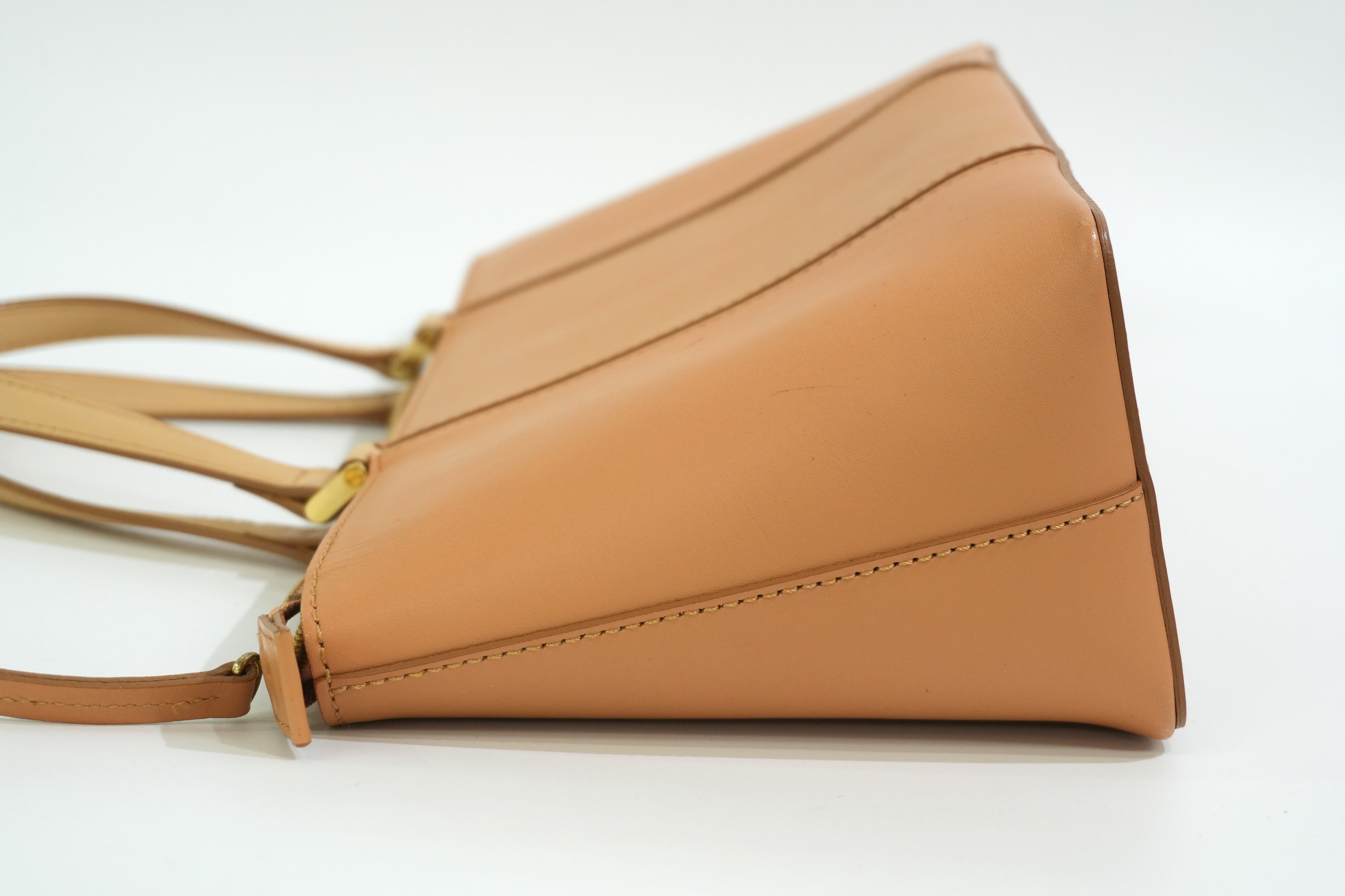 Pre-owned Burberry Handbag Beige Gold