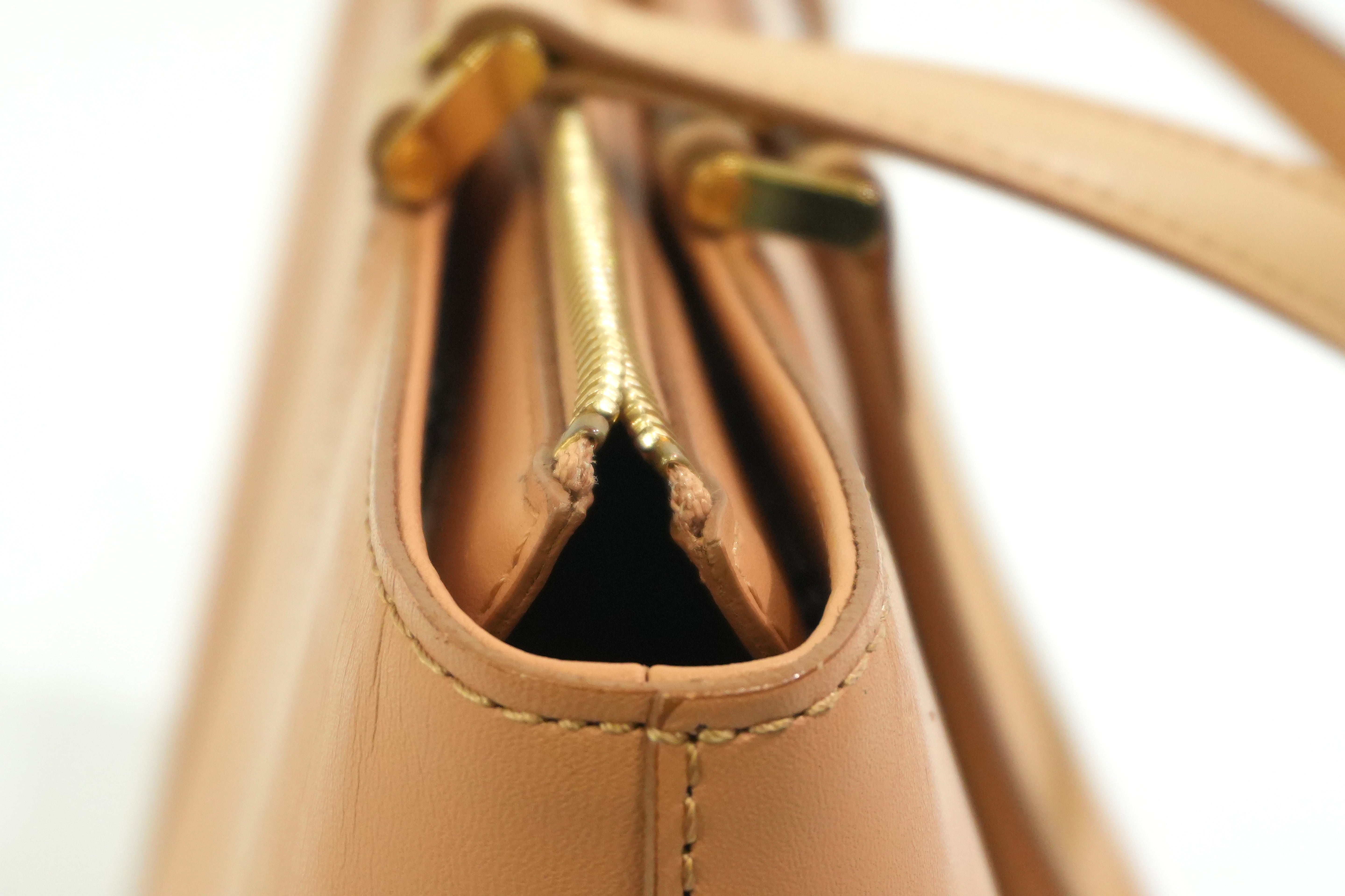 Pre-owned Burberry Handbag Beige Gold