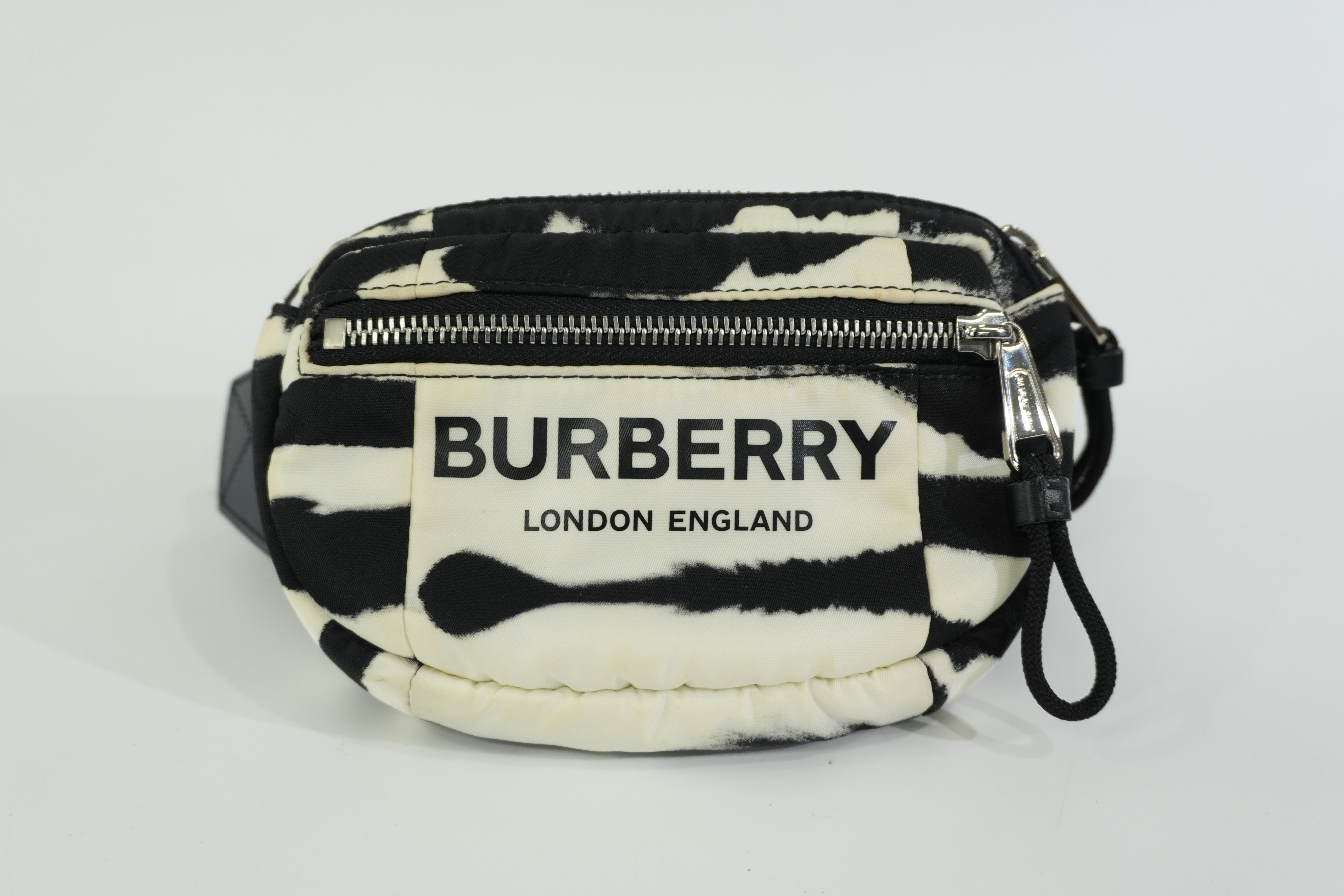 Pre-owned Burberry Body Bag Black and White