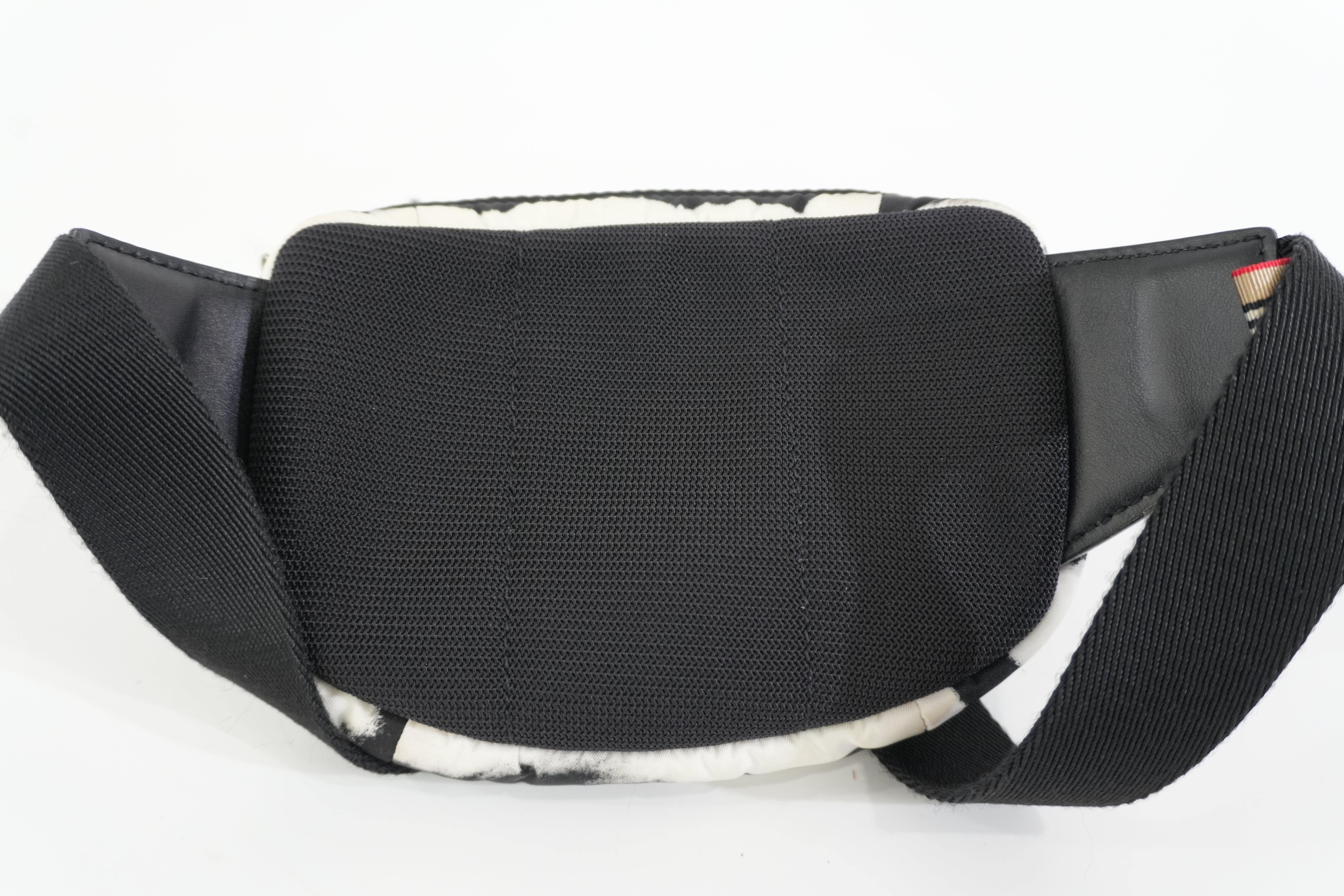 Pre-owned Burberry Body Bag Black and White