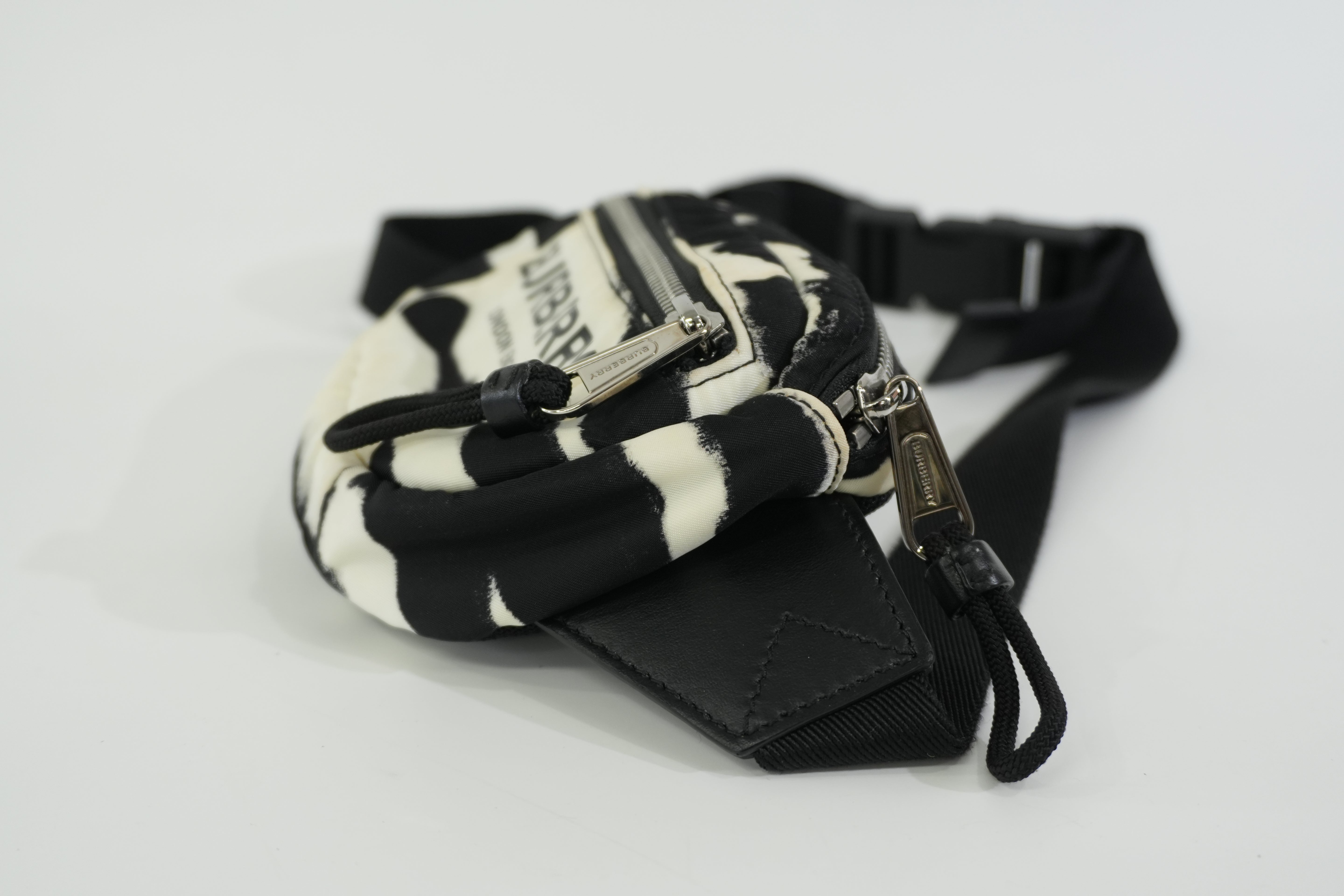 Pre-owned Burberry Body Bag Black and White