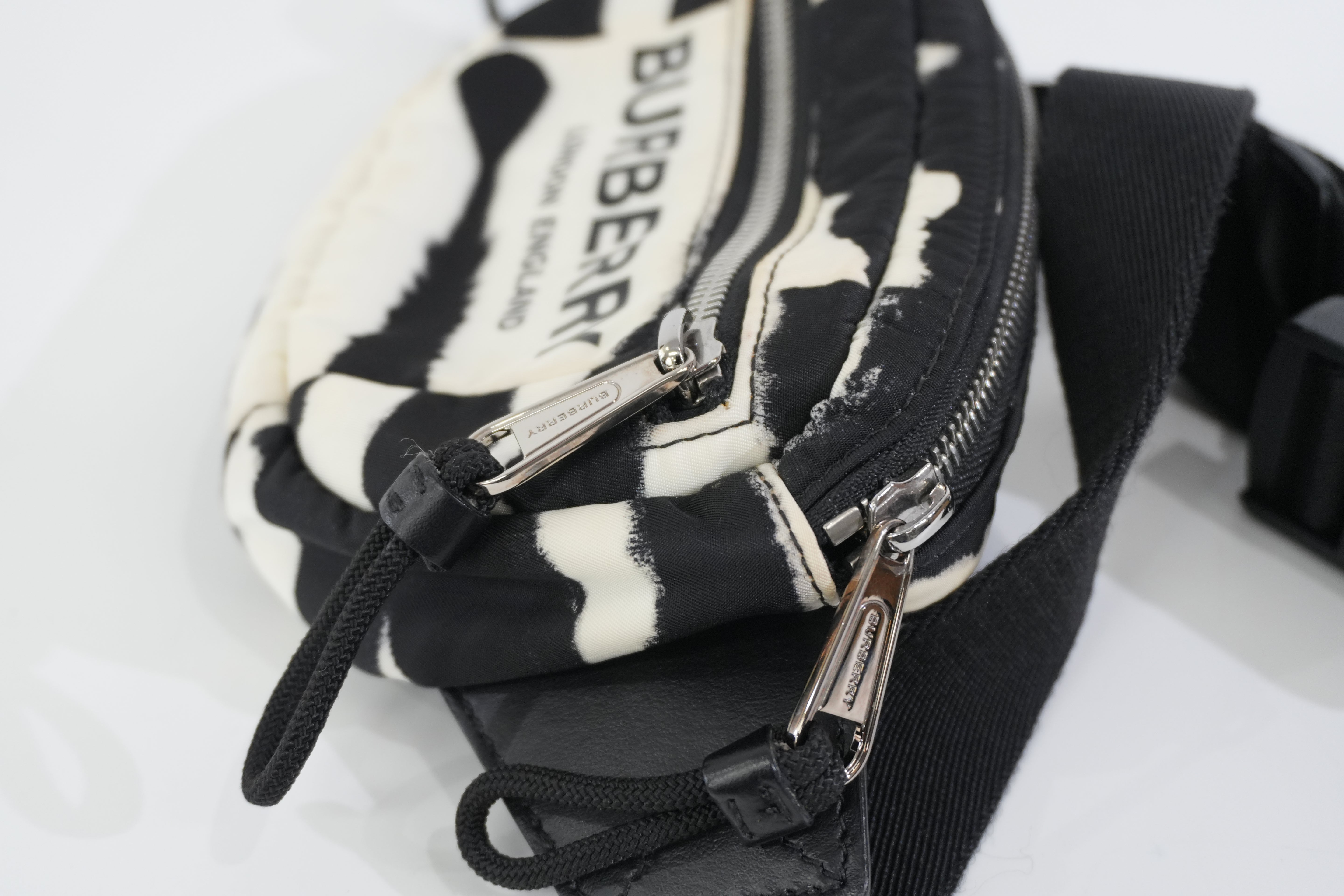 Pre-owned Burberry Body Bag Black and White