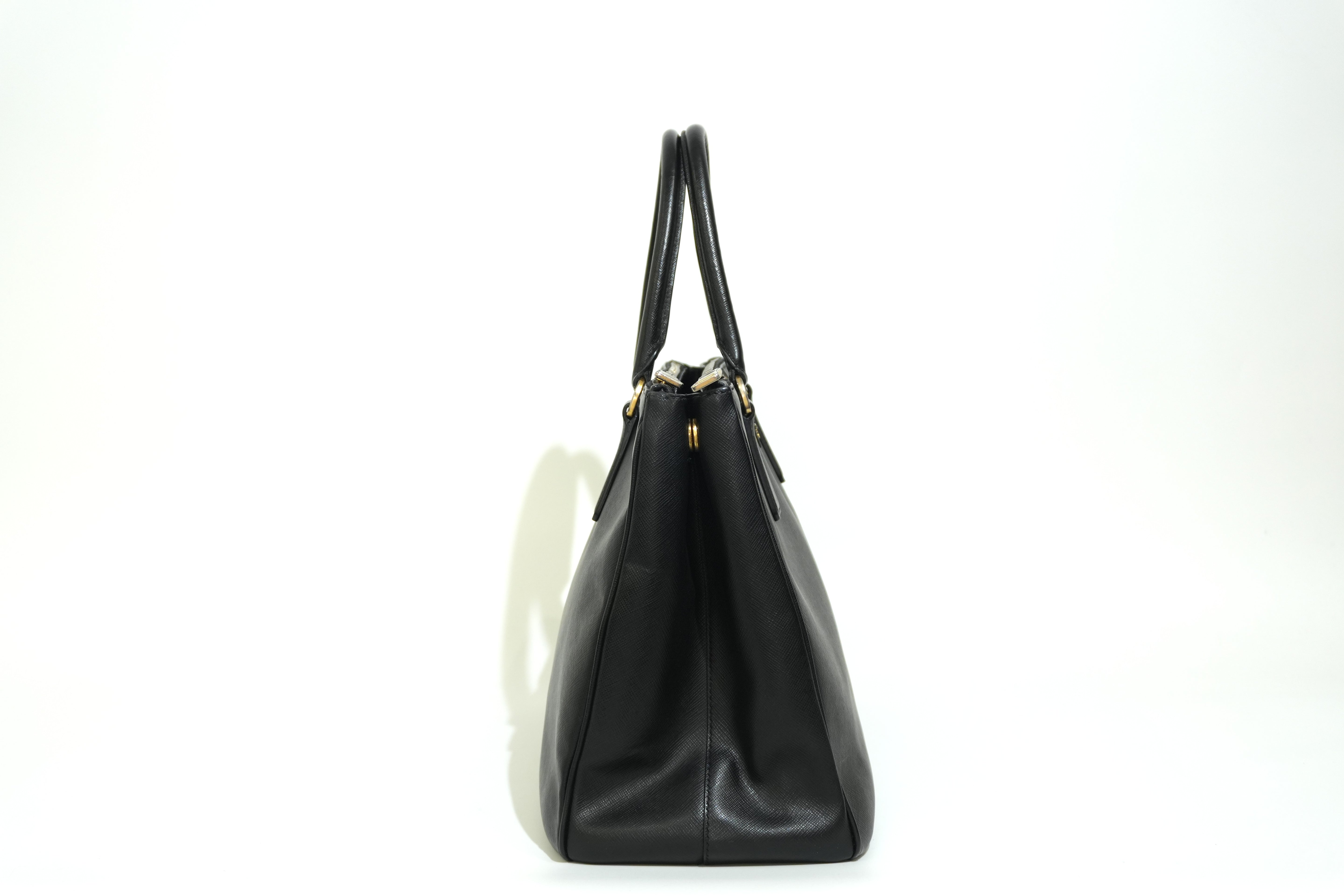 Pre-owned Prada Calfskin Leather Saffiano Handbag Black