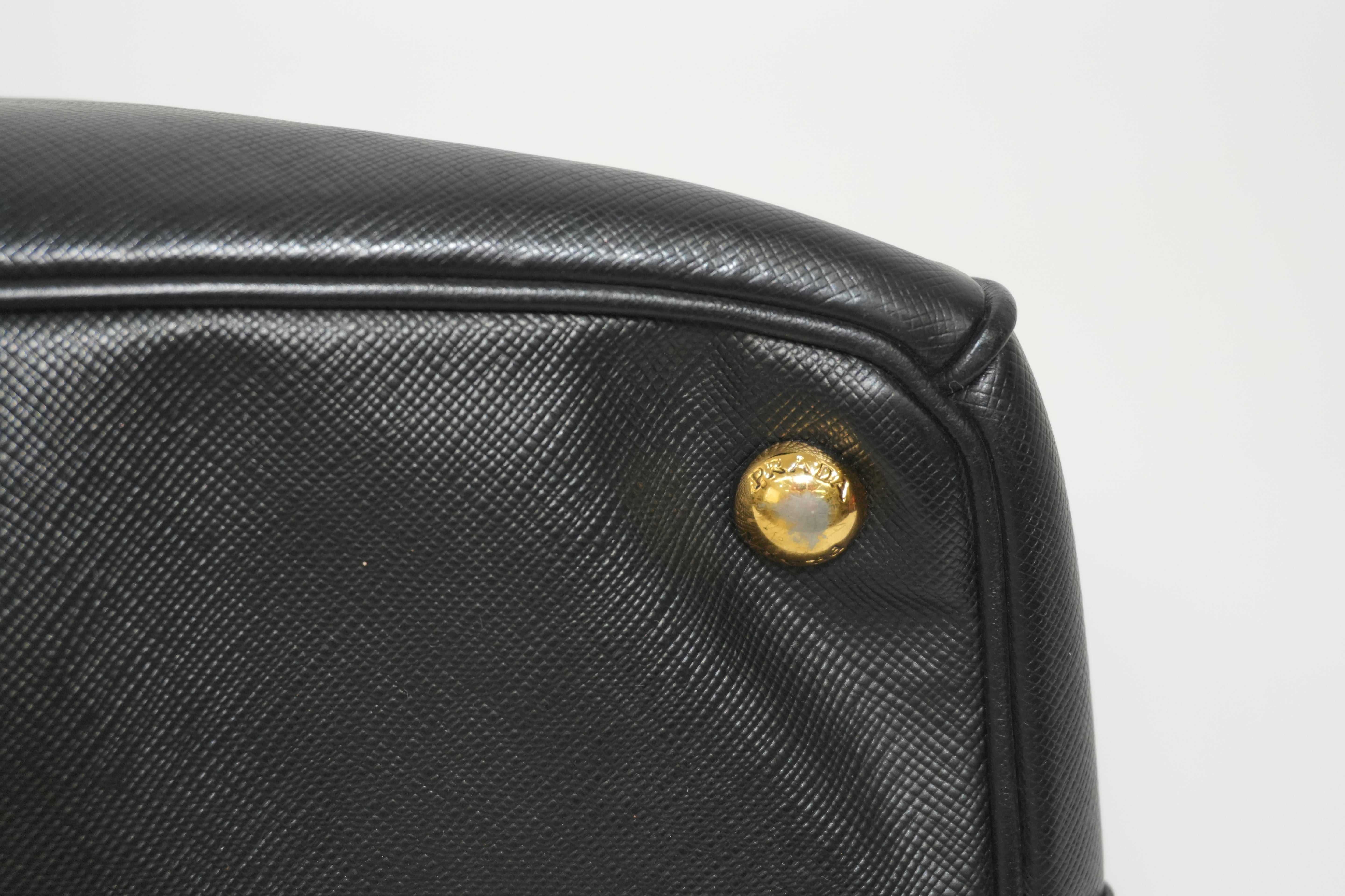 Pre-owned Prada Calfskin Leather Saffiano Handbag Black