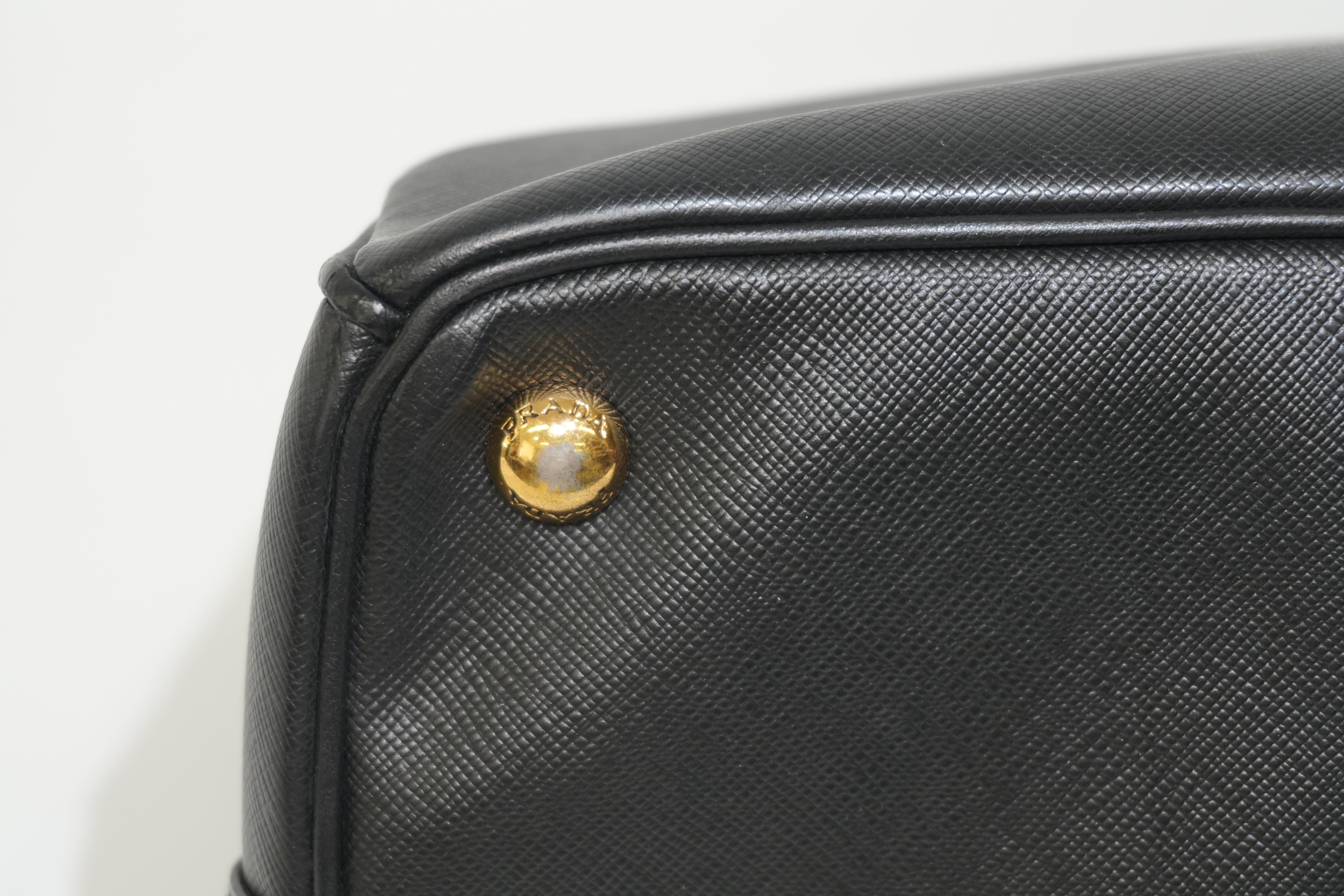 Pre-owned Prada Calfskin Leather Saffiano Handbag Black