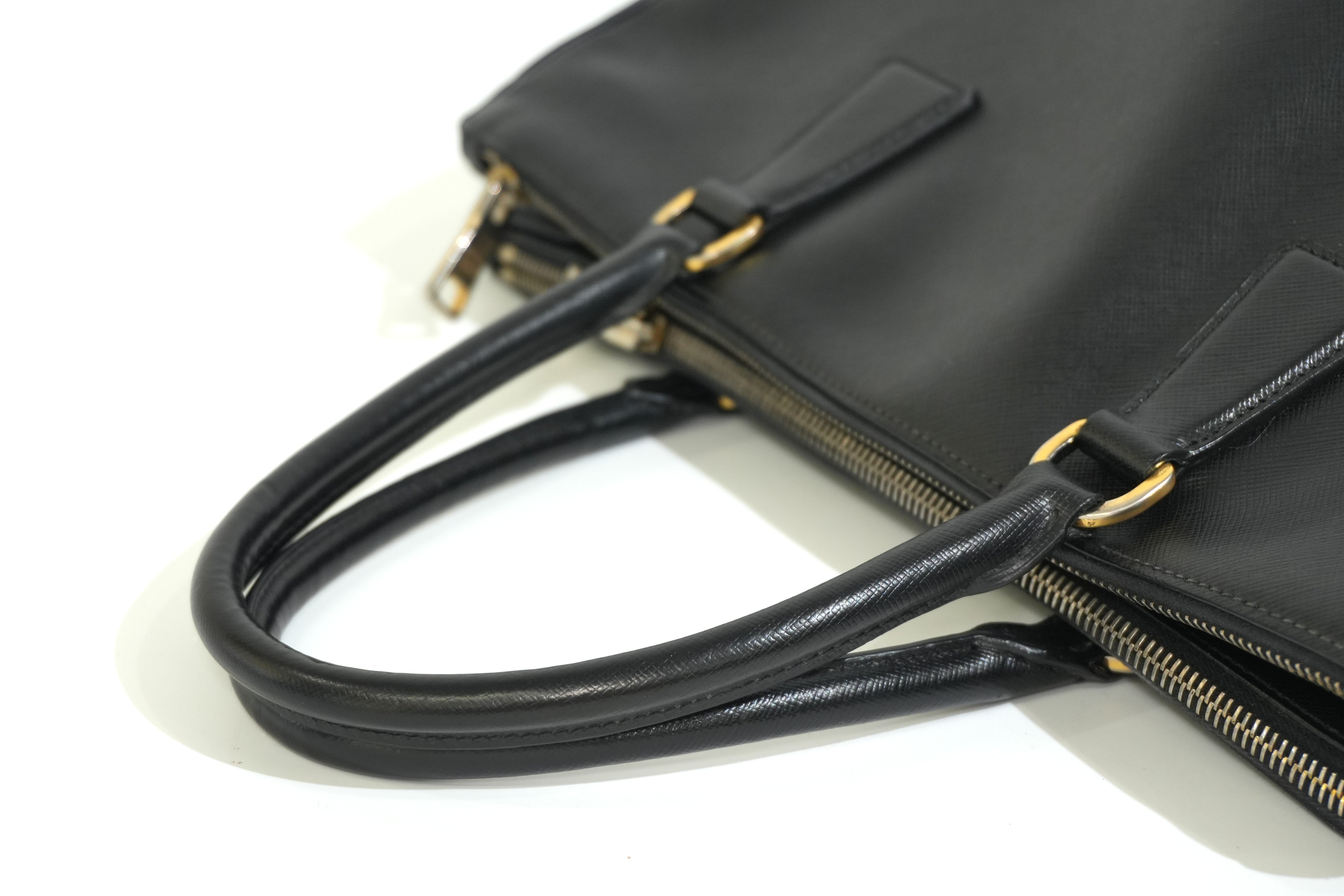 Pre-owned Prada Calfskin Leather Saffiano Handbag Black
