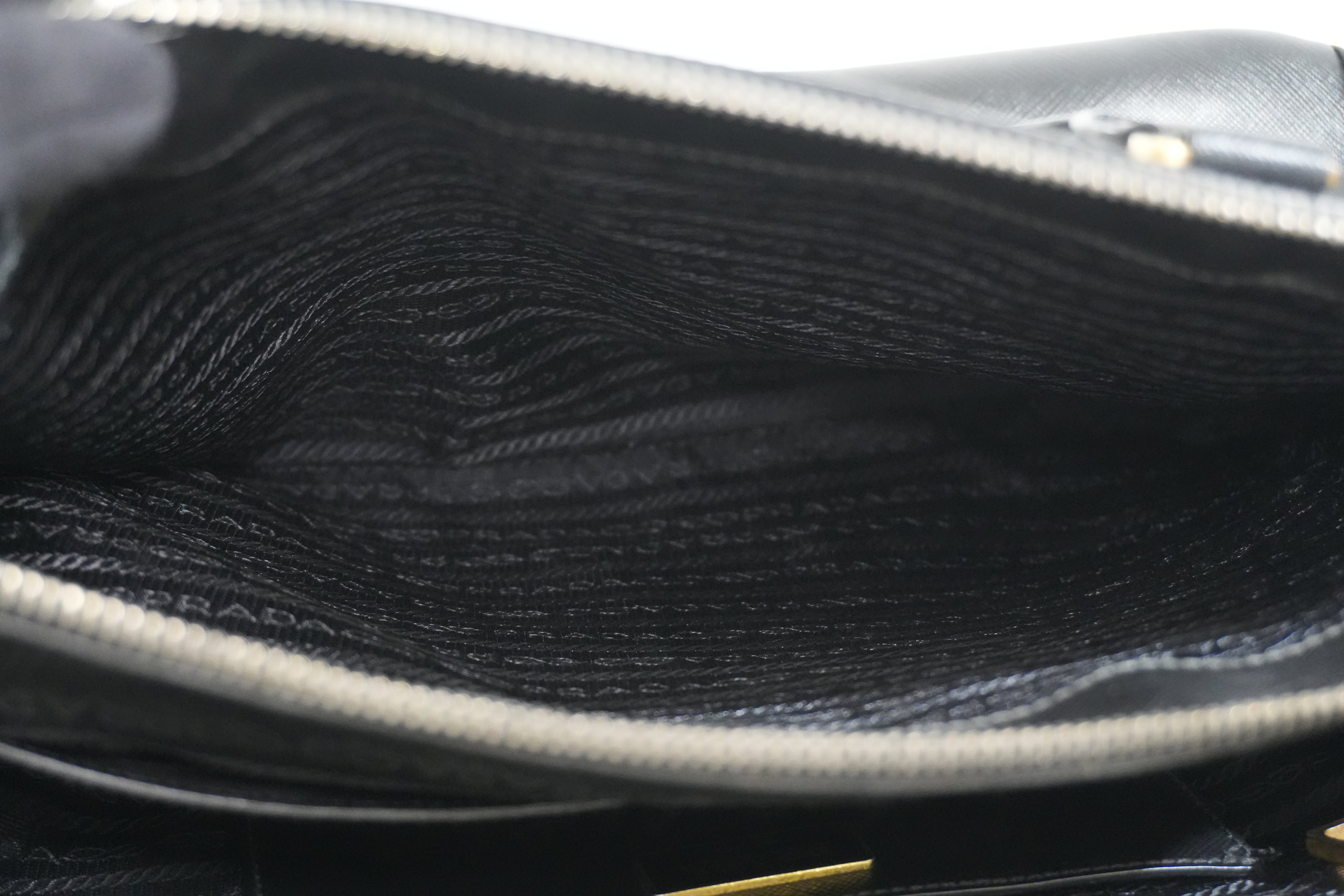 Pre-owned Prada Calfskin Leather Saffiano Handbag Black