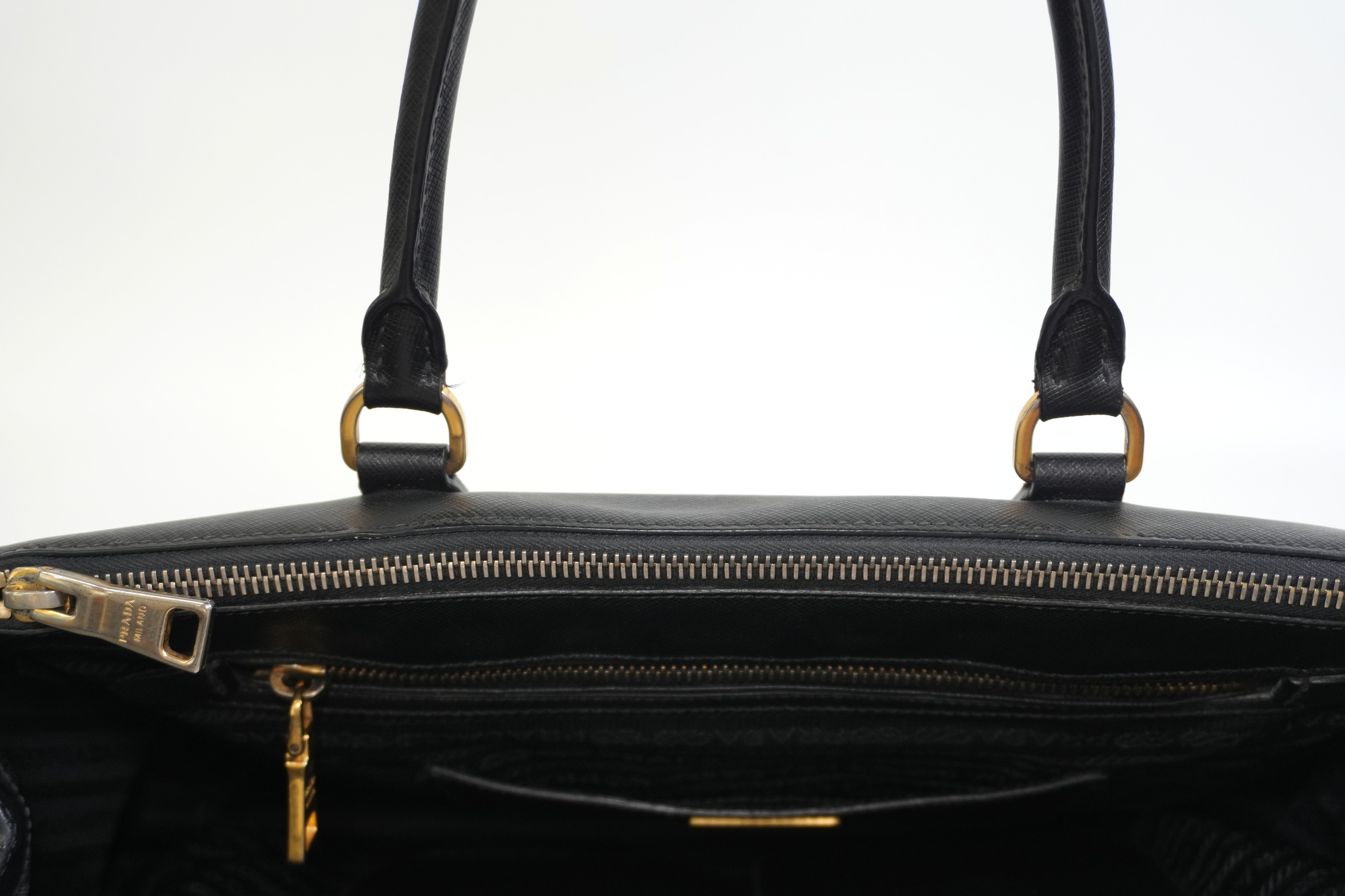Pre-owned Prada Calfskin Leather Saffiano Handbag Black