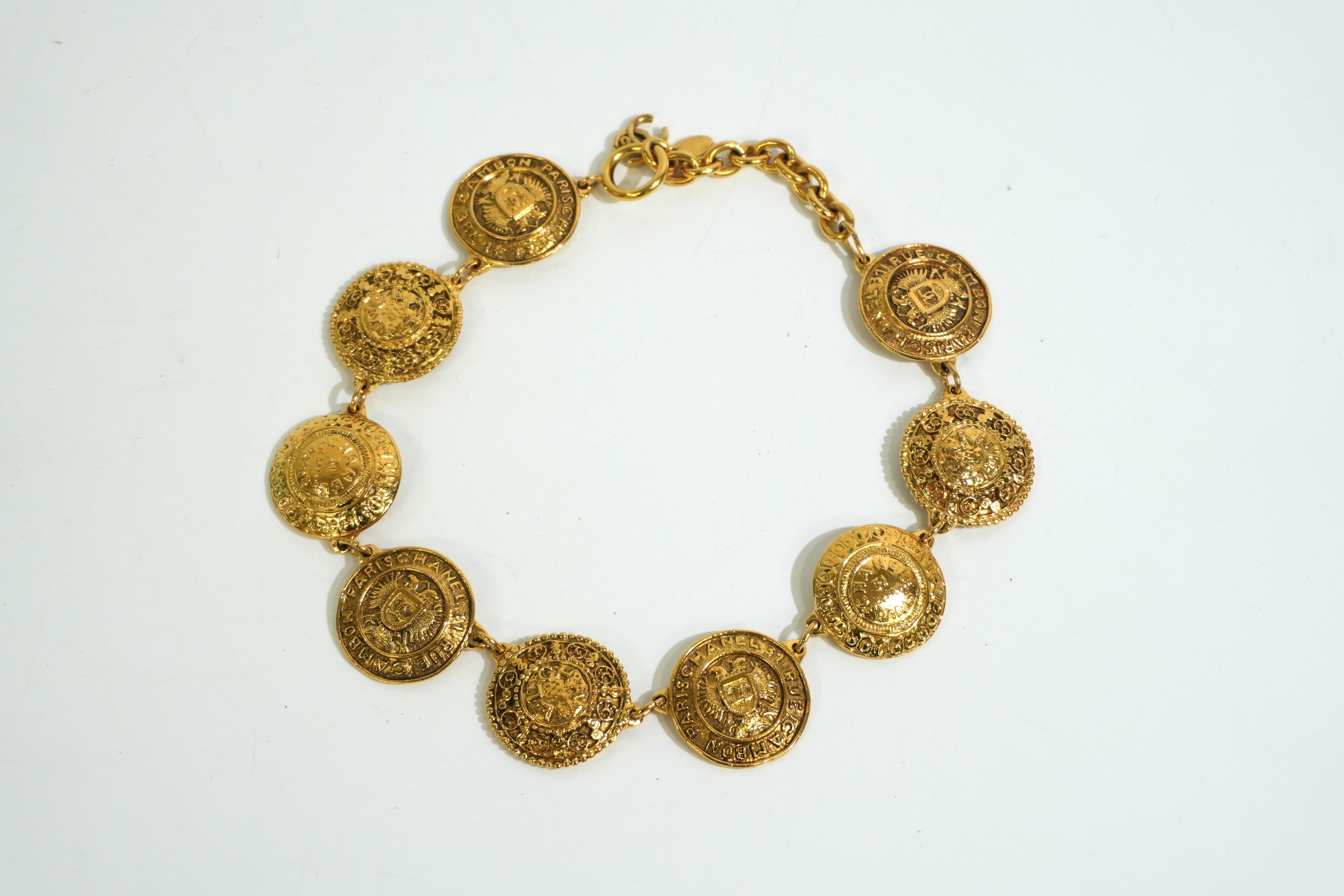 Pre-owned Chanel Medallion Necklace Gold tone