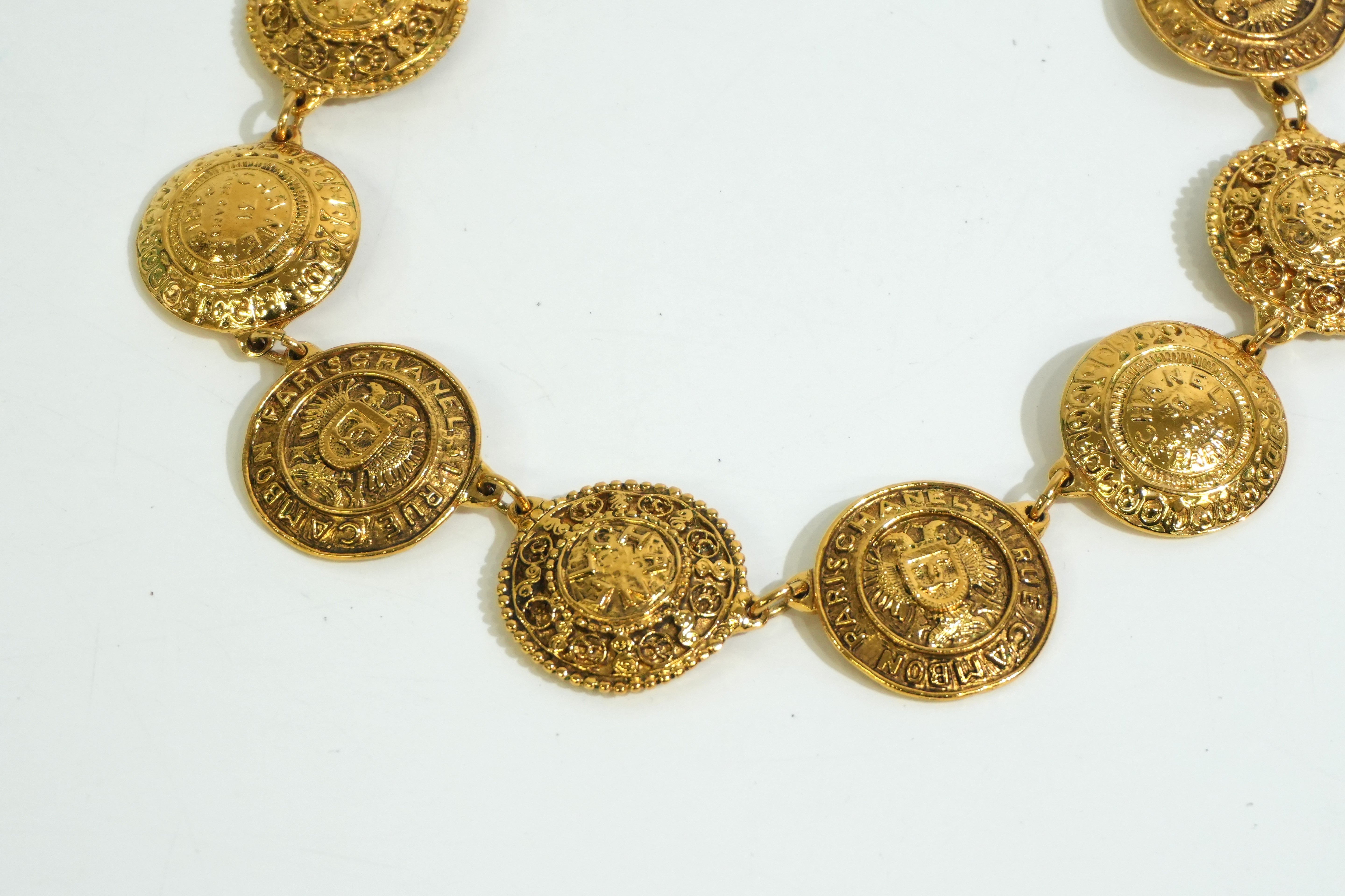 Pre-owned Chanel Medallion Necklace Gold tone